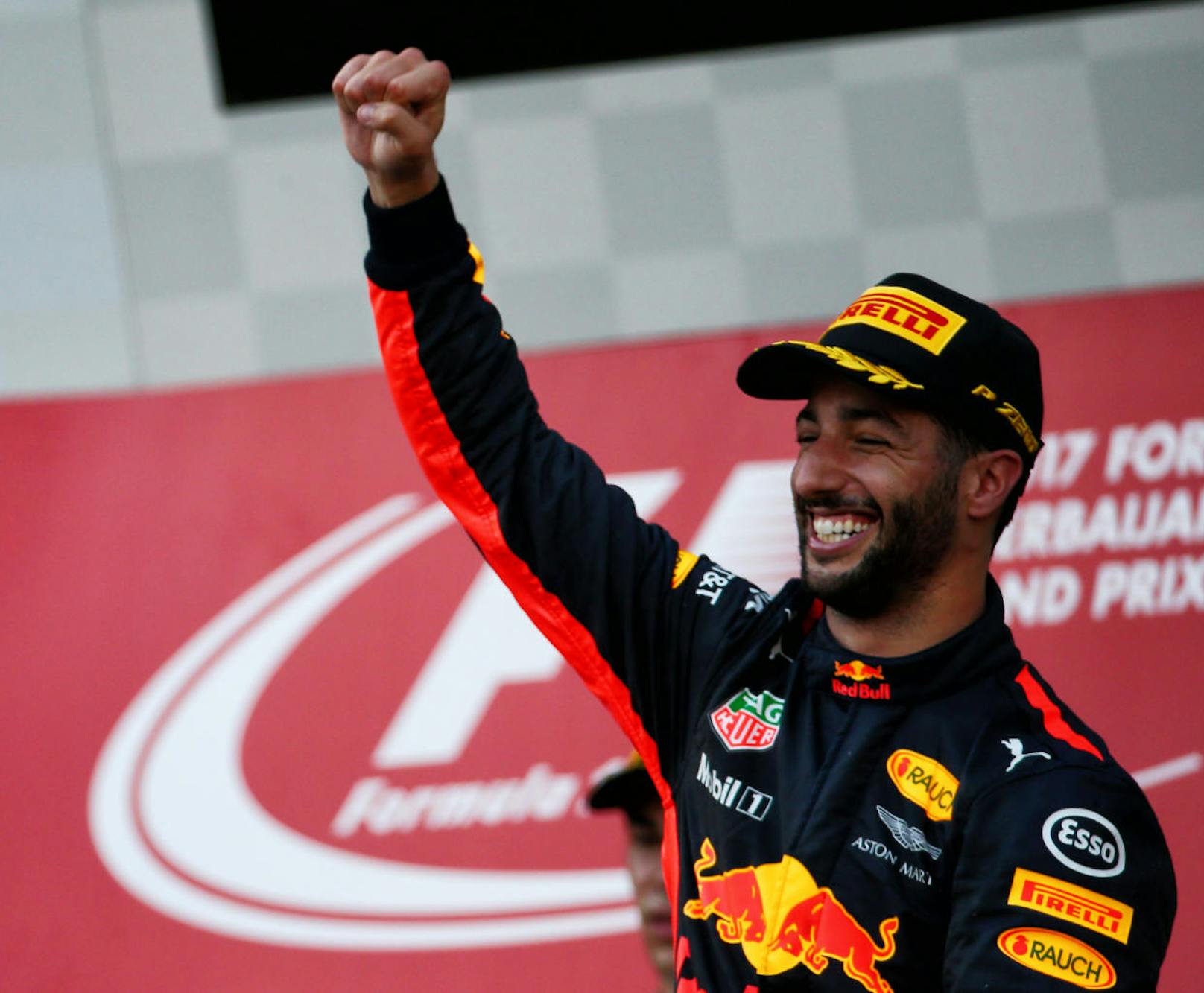 Der lachende Dritte: Daniel Ricciardo. Der Red-Bull-Pilot arbeitete sich von Platz 17 (!) nach vorne, holte den ersten Saisonsieg für den Austro-Rennstall.