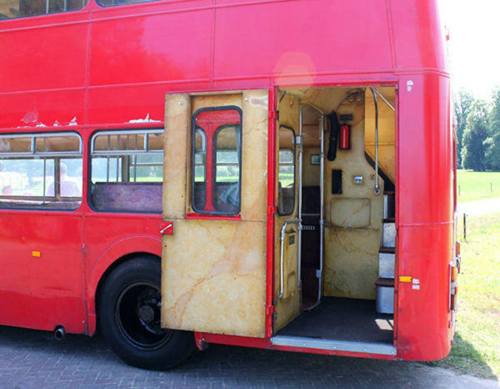 Der Bus strahlt jetzt in einer roten Farbe.