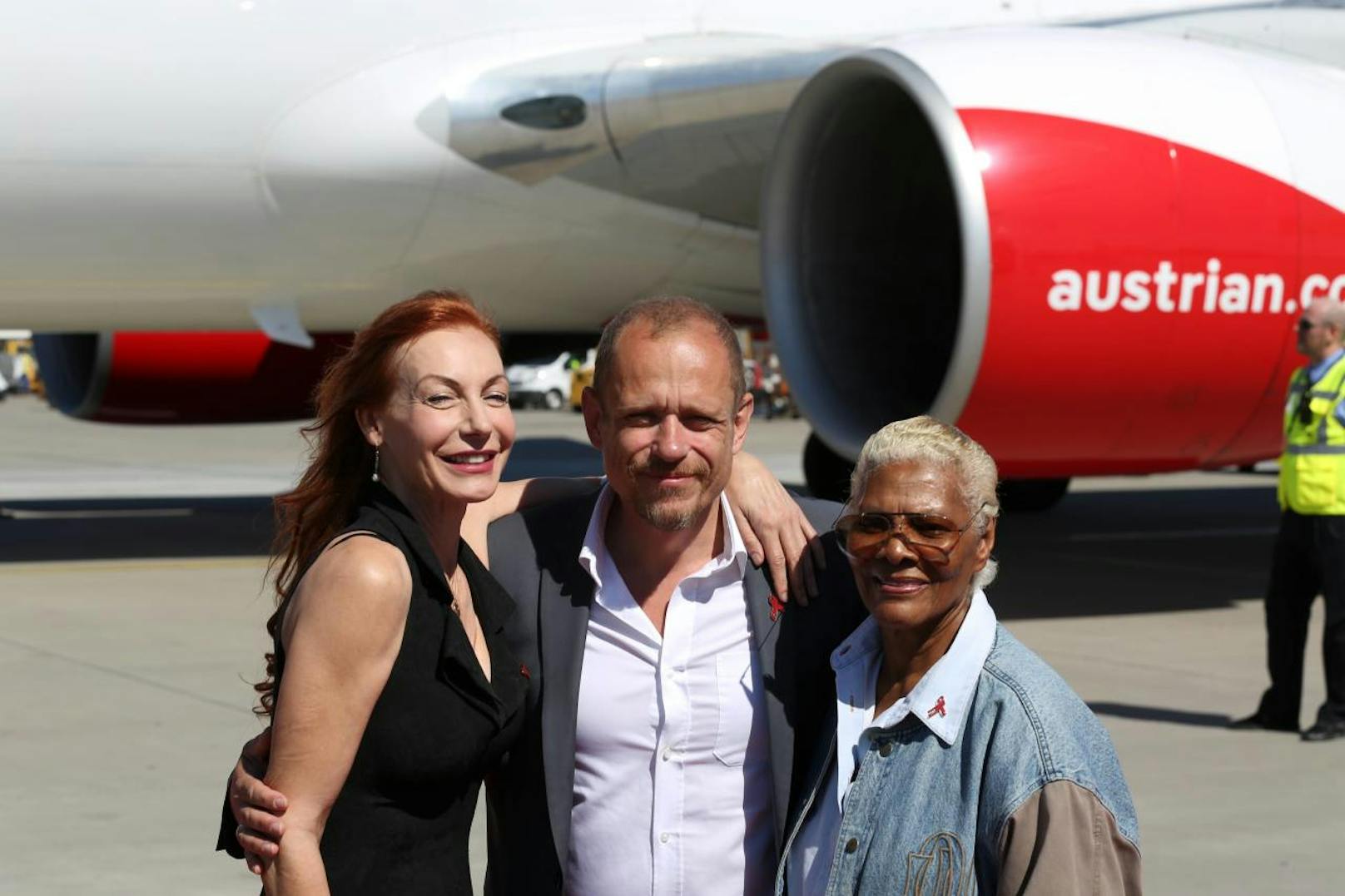 Von links: Ute Lemper, Gery Keszler und Dionne Warwick bei der Ankunft des Life Ball Fliegers am Flughafen Wien am 9. Juni 2017