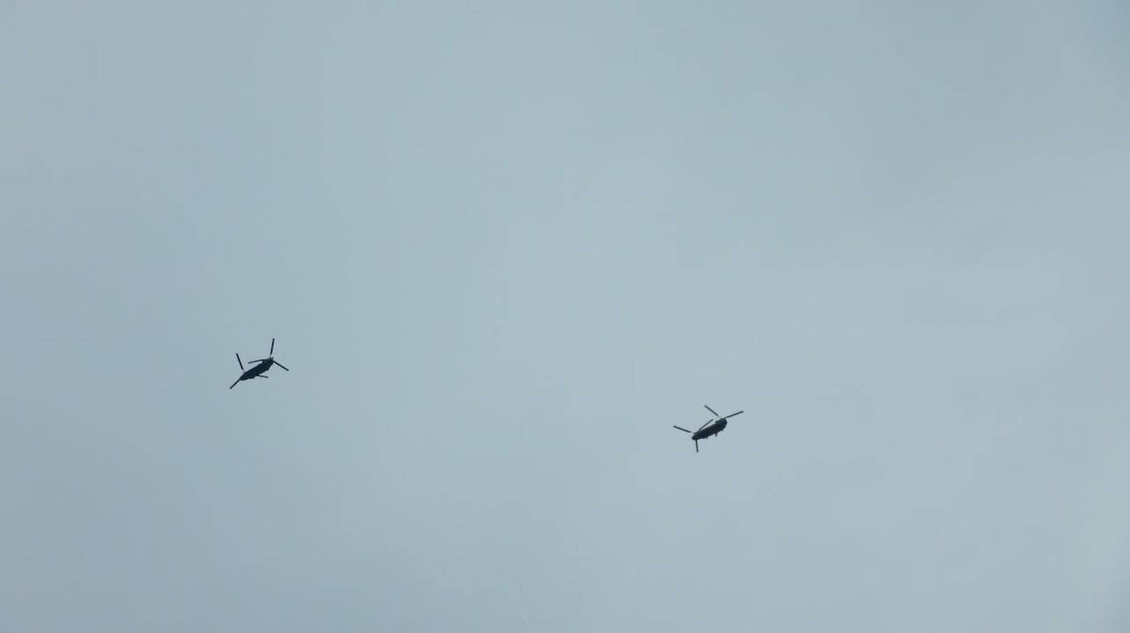 "5 Hubschrauber über der Donauinsel (4 in Formation + 1 Nachzügler). Flugrichtung Flughafen Schwechat."