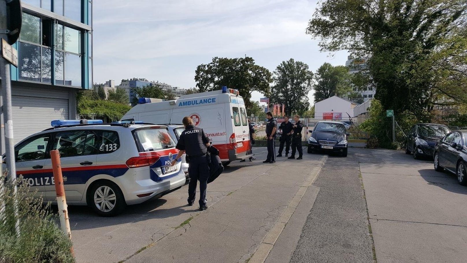 Mehrere Streifenwagen, Sanitäter und zwei Beamte der WEGA wurden am Donnerstag zu dem Einsatz gerufen. (24. August 2017)