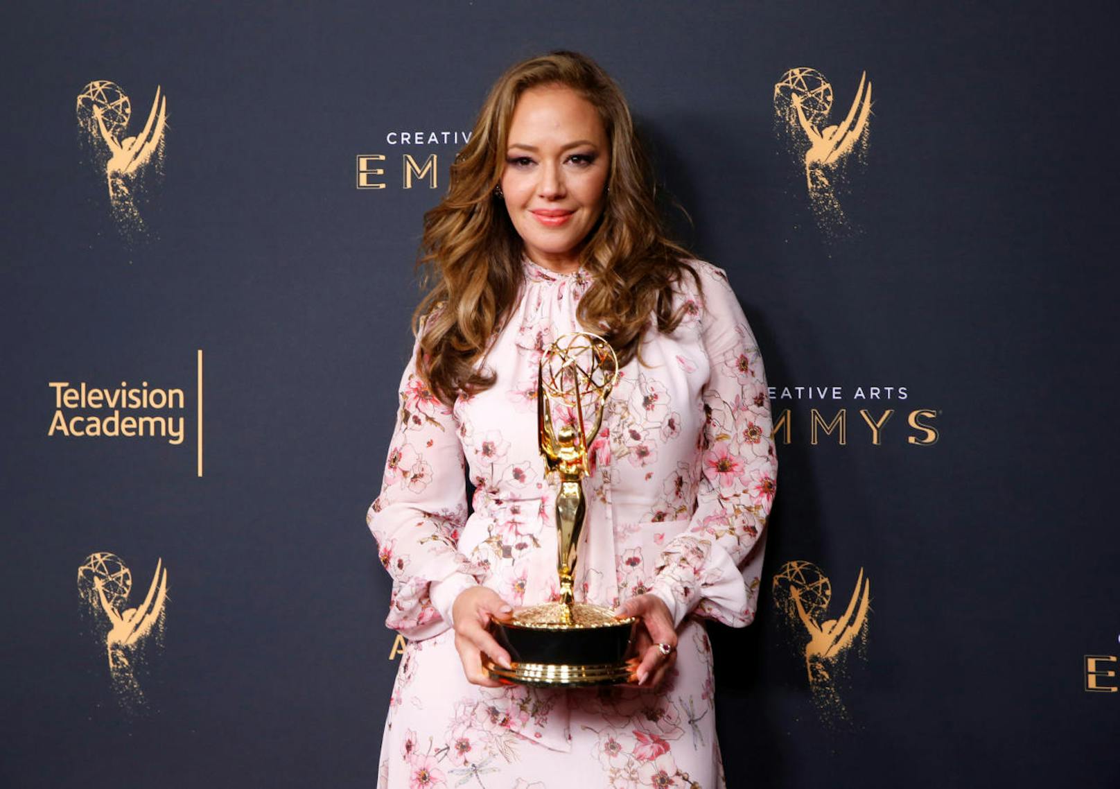 Leah Remini mit ihrem Emmy für Outstanding Informational Series Or Special ("Leah Remini: Scientology And The Aftermath") (Bild: Danny Moloshok)
