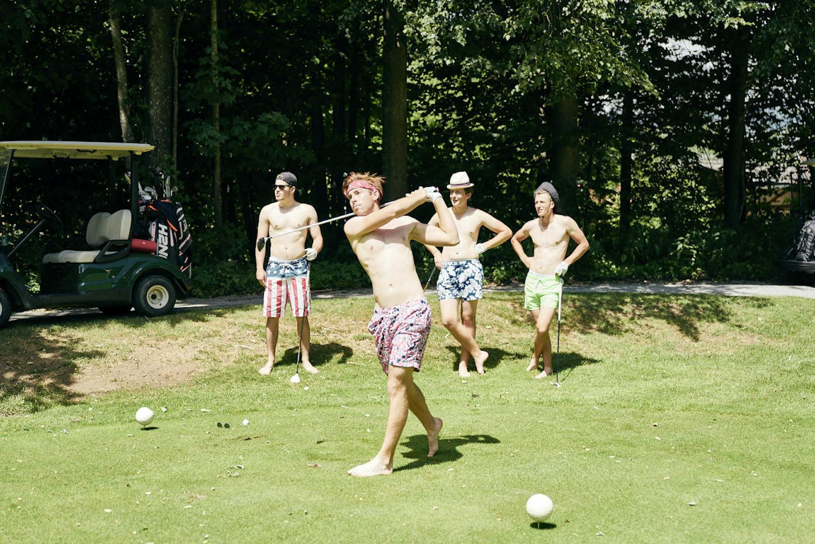 "Golf goes crazy": Luca Painsi, Oliver Rath, Gregor Taurer und Florian Biedermann landeten mit ihrer Oben-ohne-Golfrunde einen Socialmedia-Hit.