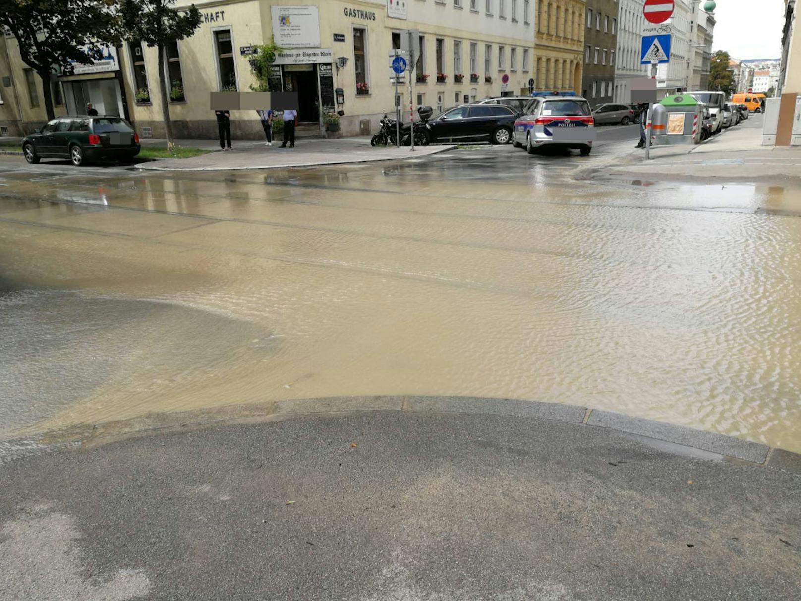 Land unter nach einem Wasserrohrbruch in der Fockygasse Ecke Karl-Löwe-Gasse (Wien-Meidling).