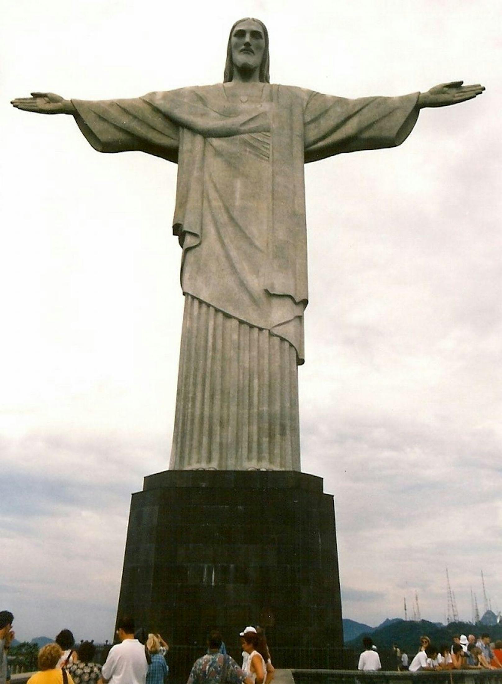 <b>Christus-Statue in Rio de Janeiro:</b>
Der brasilianische Cristo Redentor ist insgesamt zwar nur zwei Meter größer, aber in Almada macht der 75 Meter hohe Sockel die Gesamtgröße der Statue aus. Beide Figuren bieten jeweils Panoramablicke auf eine Metropole - Rio de Janeiro bzw. Lissabon - und sind als Wallfahrtsorte bekannt.