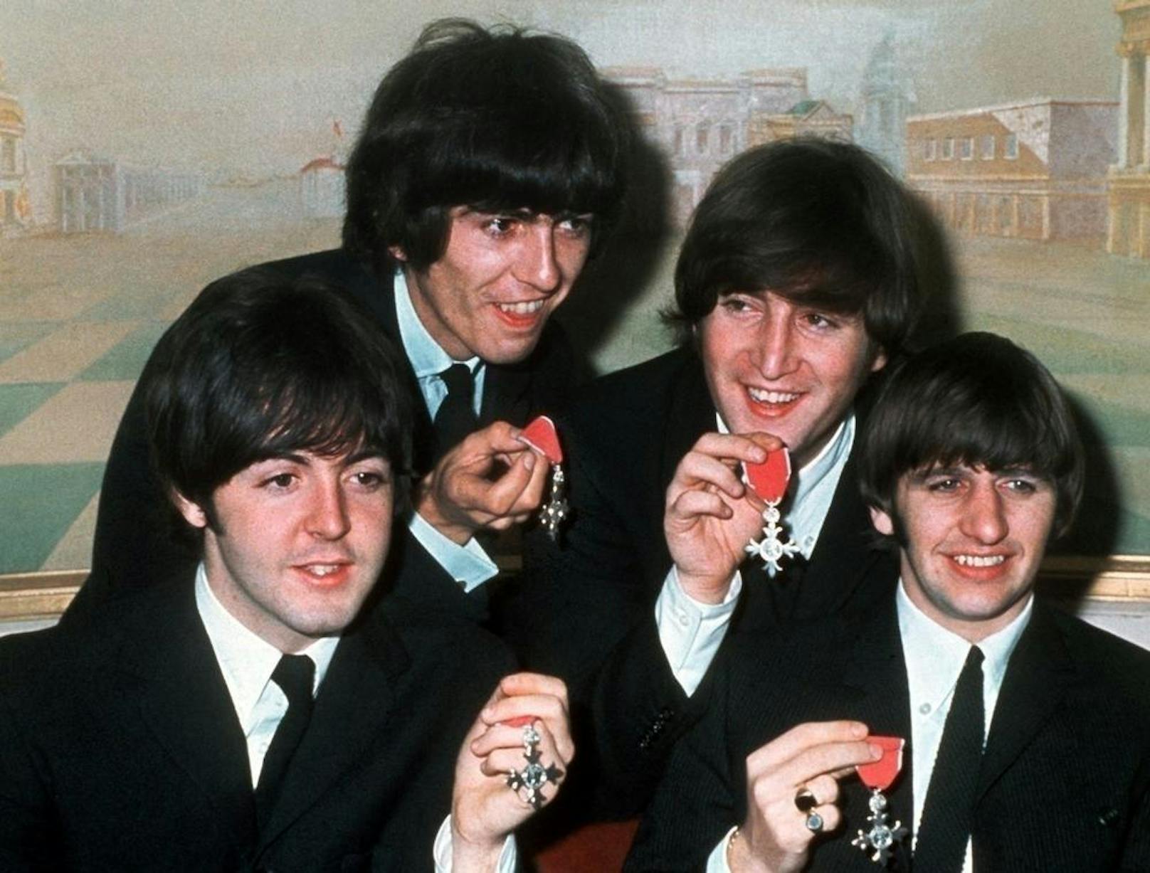 1965 wurden die vier Beatles wegen ihrer Verdienste um die britische Exportindustrie von <strong>Königin Elisabeth II</strong>. mit dem MBE-Orden ausgezeichnet.