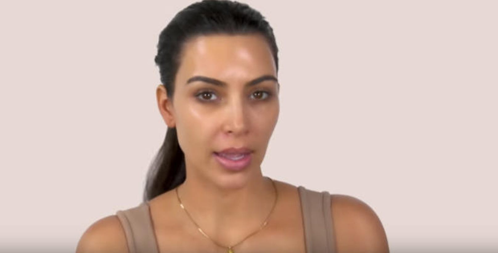 Kim Kardashian beginnt ihr Tutorial "ungeschminkt", wie sie sagt. 