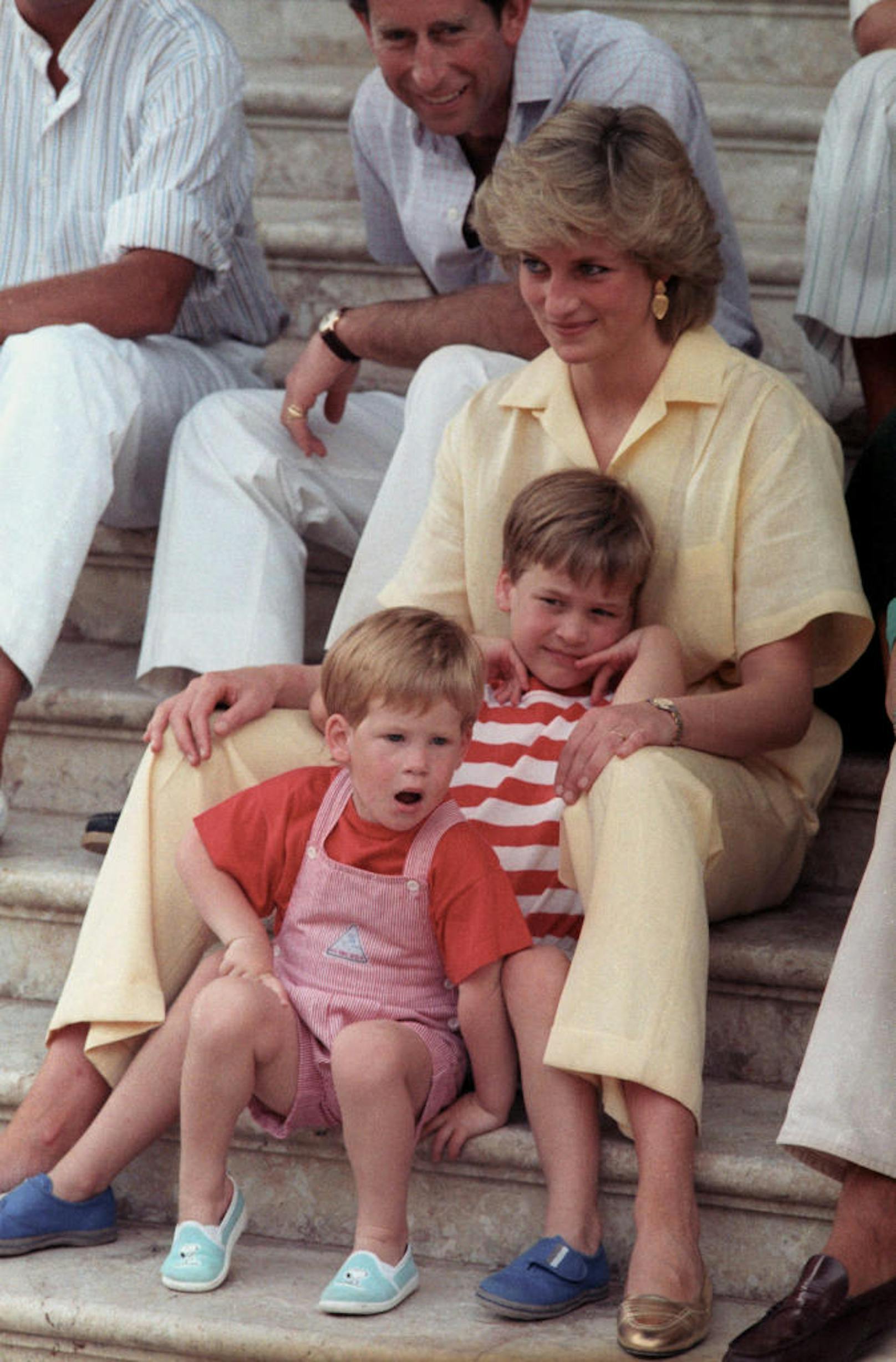 Palma de Mallorca: Prinzessin Diana mit William, 6, und Harry, 3, 1987