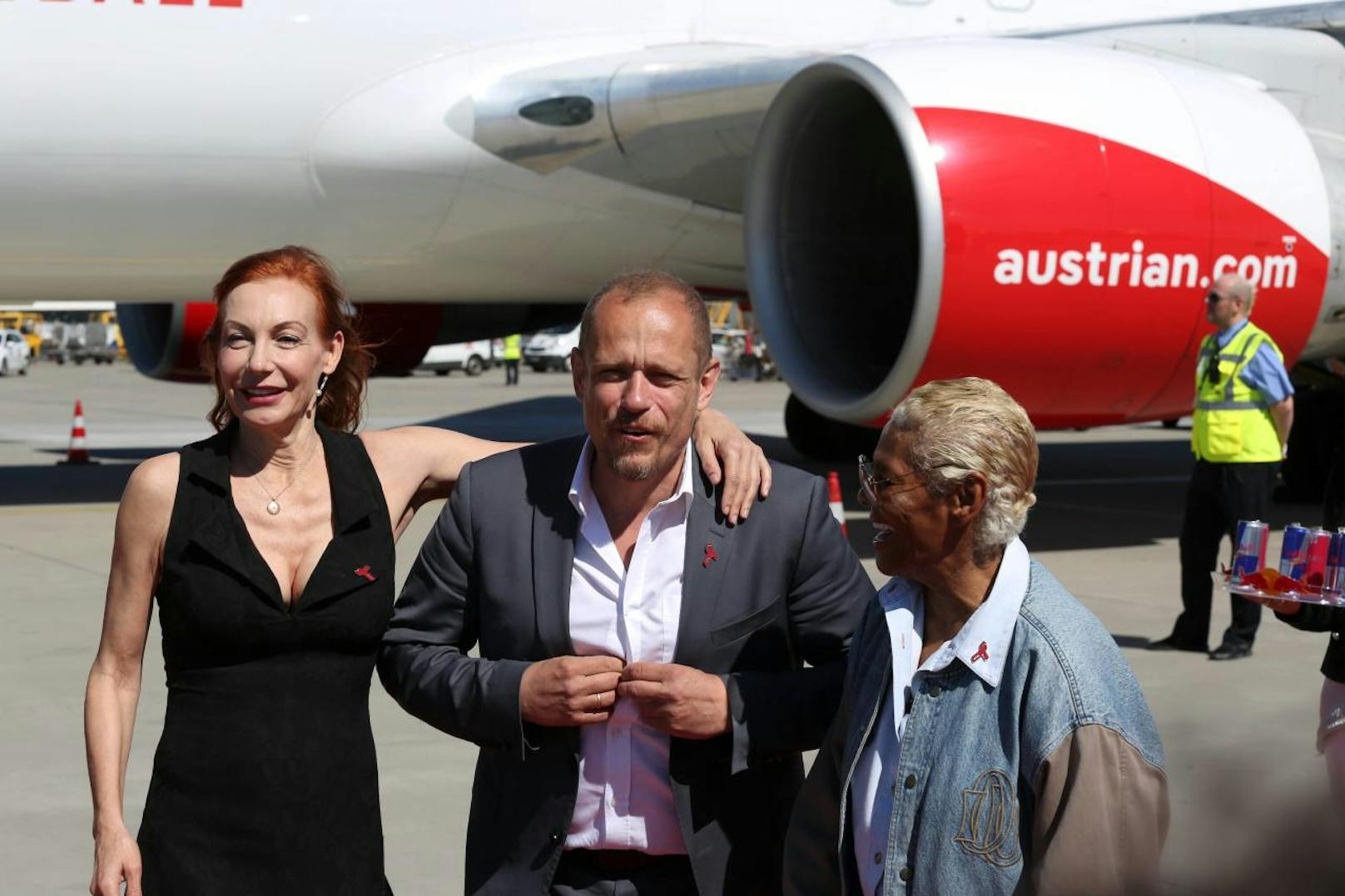 Von links: Ute Lemper, Gery Keszler und Dionne Warwick bei der Ankunft des Life Ball Fliegers am Flughafen Wien am 9. Juni 2017