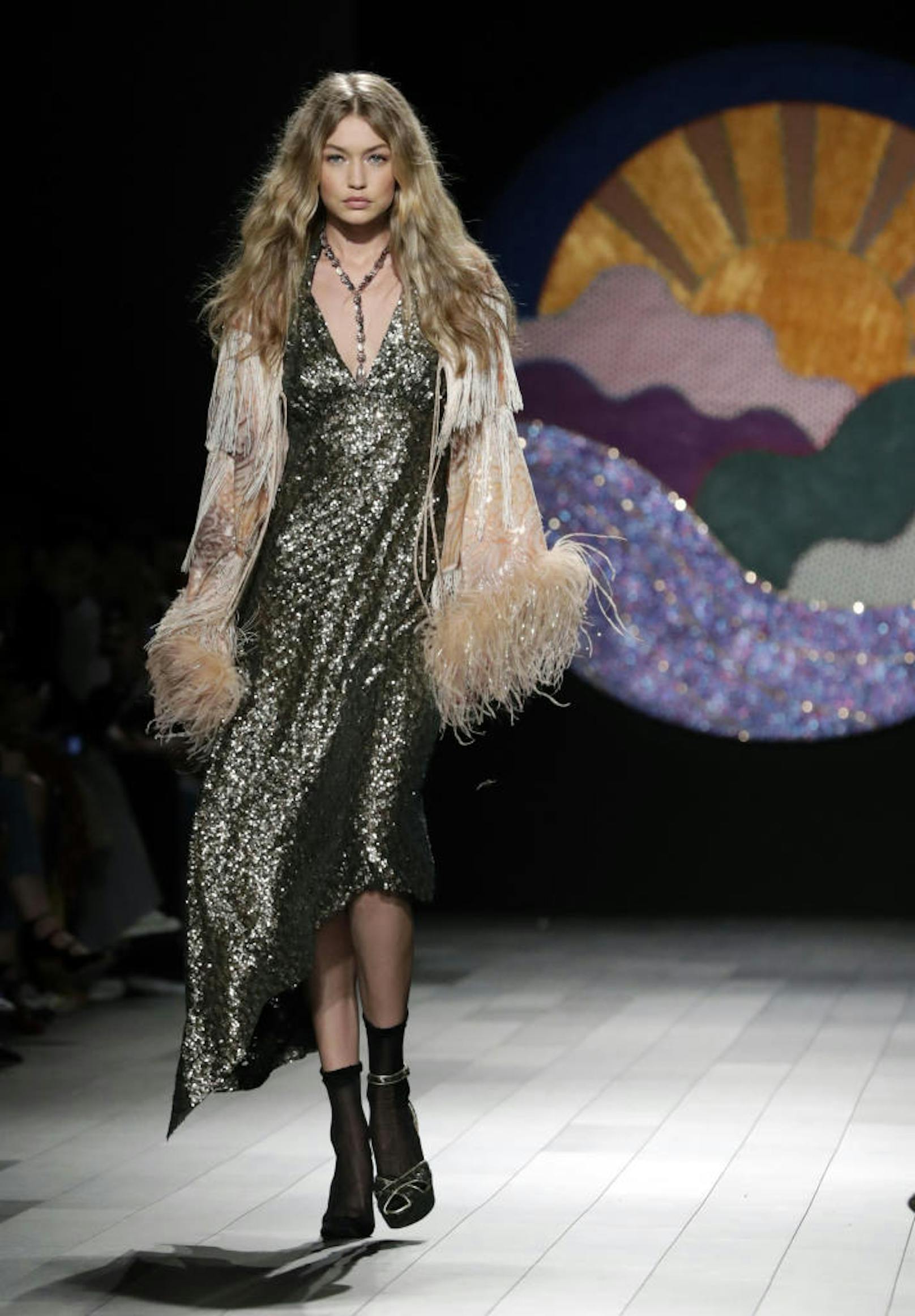 Unterwegs mit einem Schuh: Gigi Hadid bei der New York Fashion Week