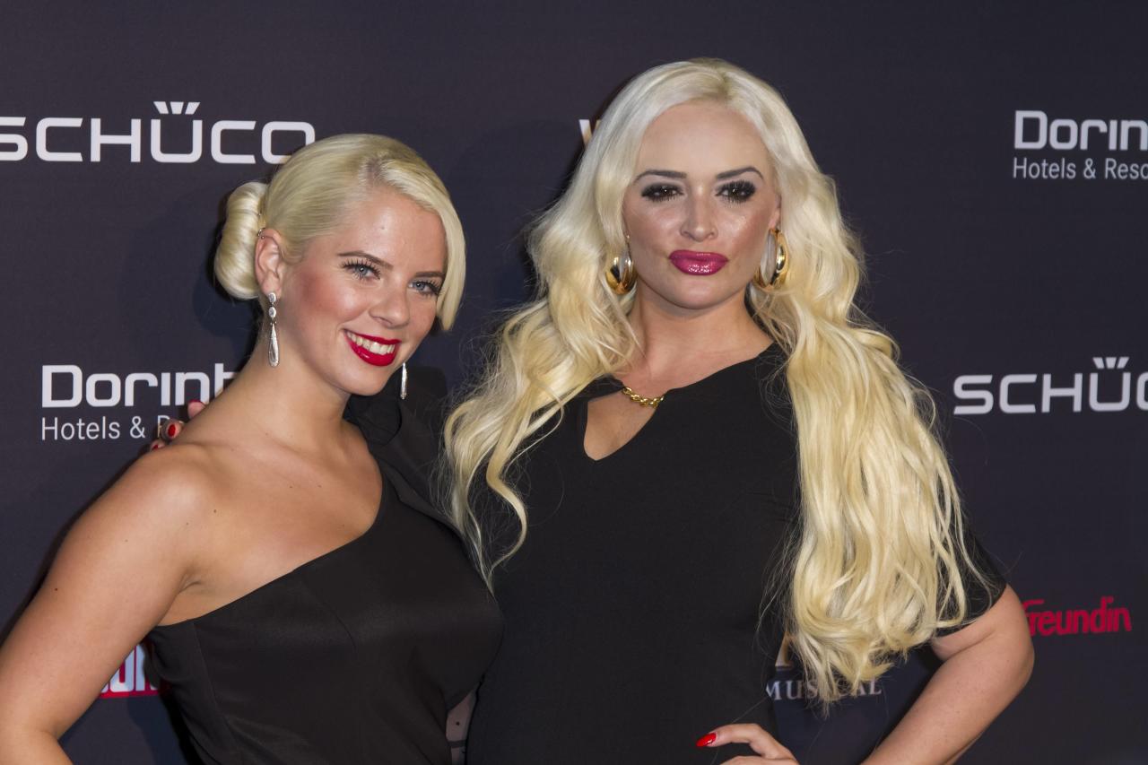 Daniela Katzenberger mit Schwester Jennifer Frankhauser bei der Premiere von BODYGUARD - DAS MUSICAL am 21.11.2015 im Musical Dome in Kln.