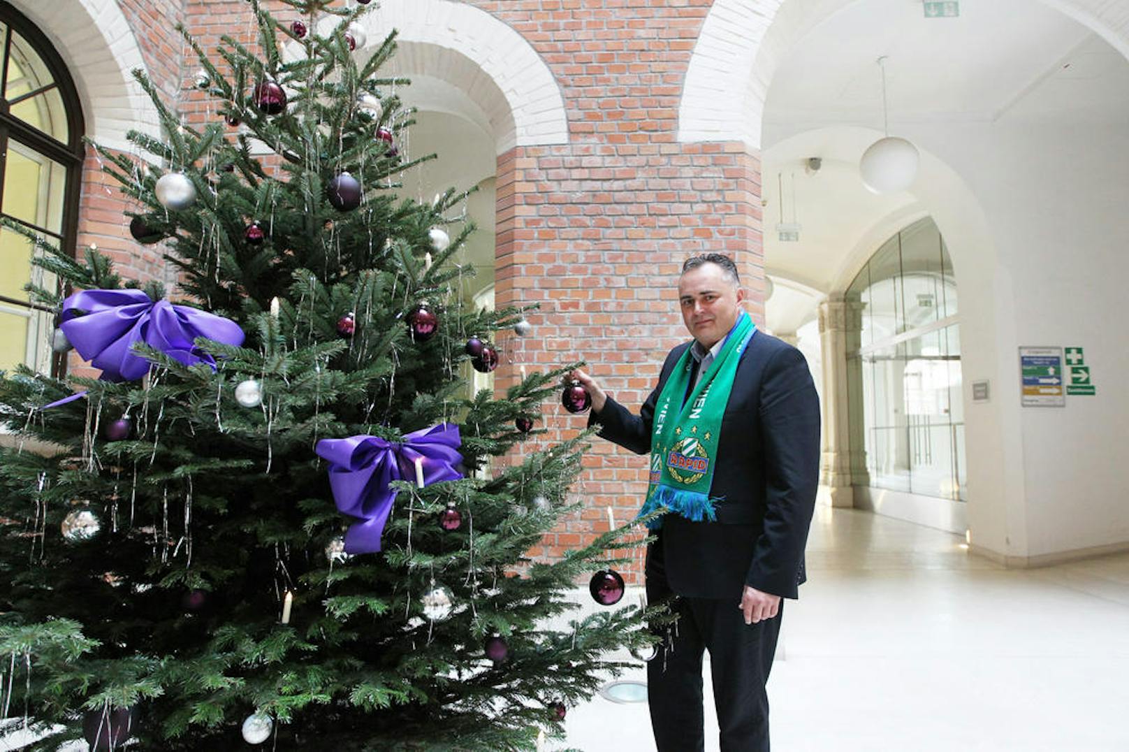 Verteidigungsminister Hans Peter Doskozil vor Weihnachtsbaum im Ministerium