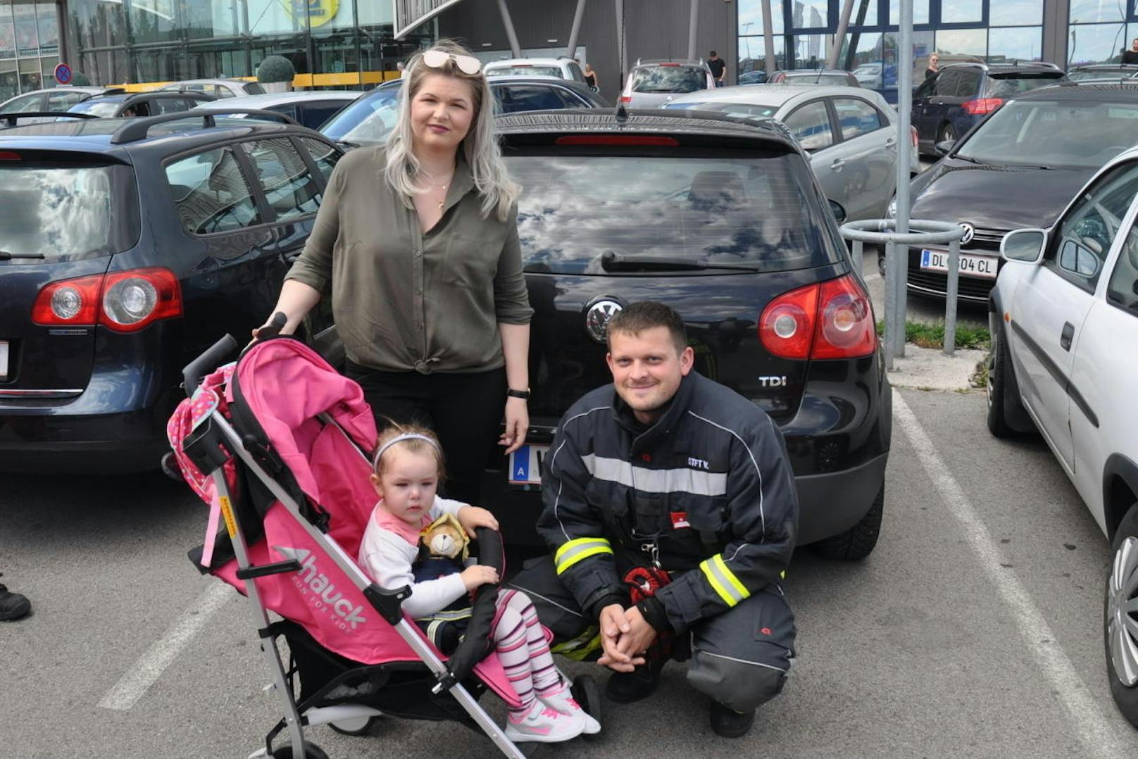 Die Feuerwehr befreite rasch das Mädchen aus dem Auto. Mama und Kind wurden wieder vereint.
