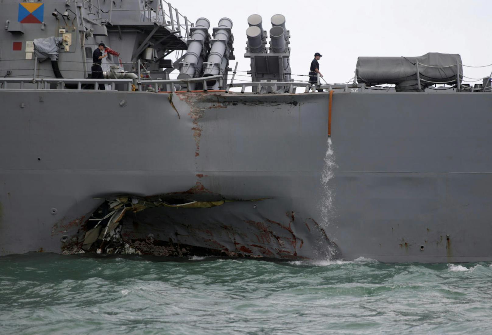 An der USS John C. McCain sind schwere Schäden entstanden