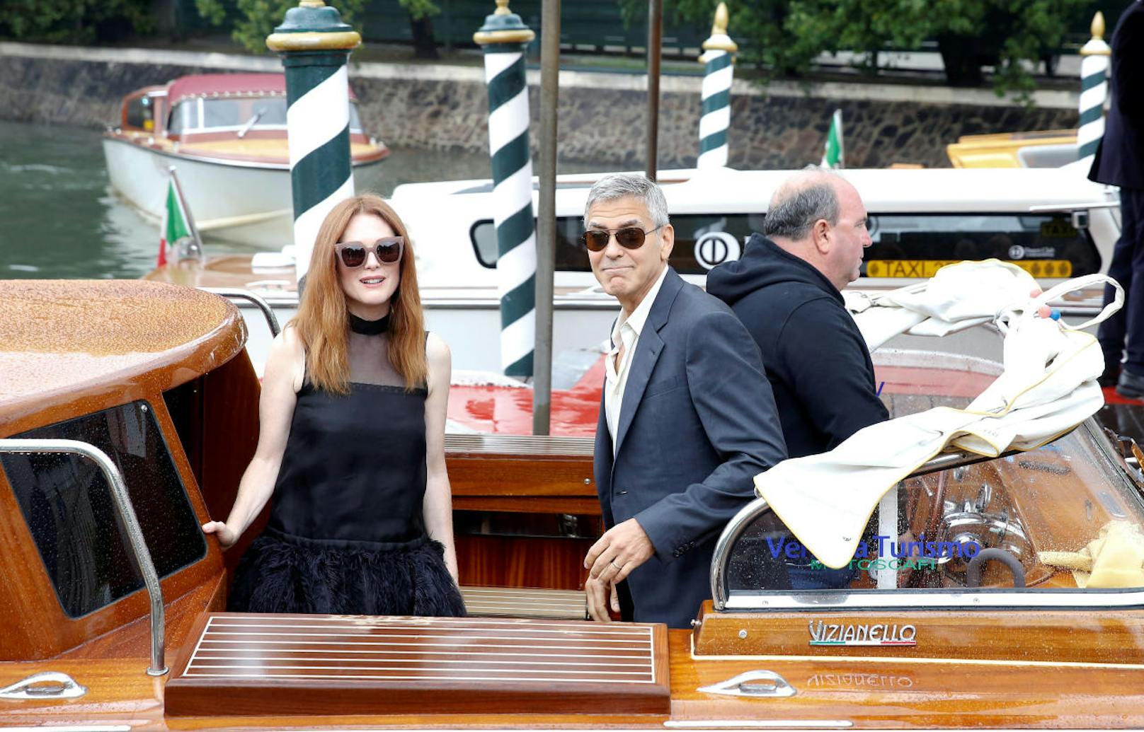 Ankunft per Boot: George Clooney und Julianne Moore sind Venedig-Veteranen und wissen, wie man sich in der Lagunenstadt stilvoll fortbewegt