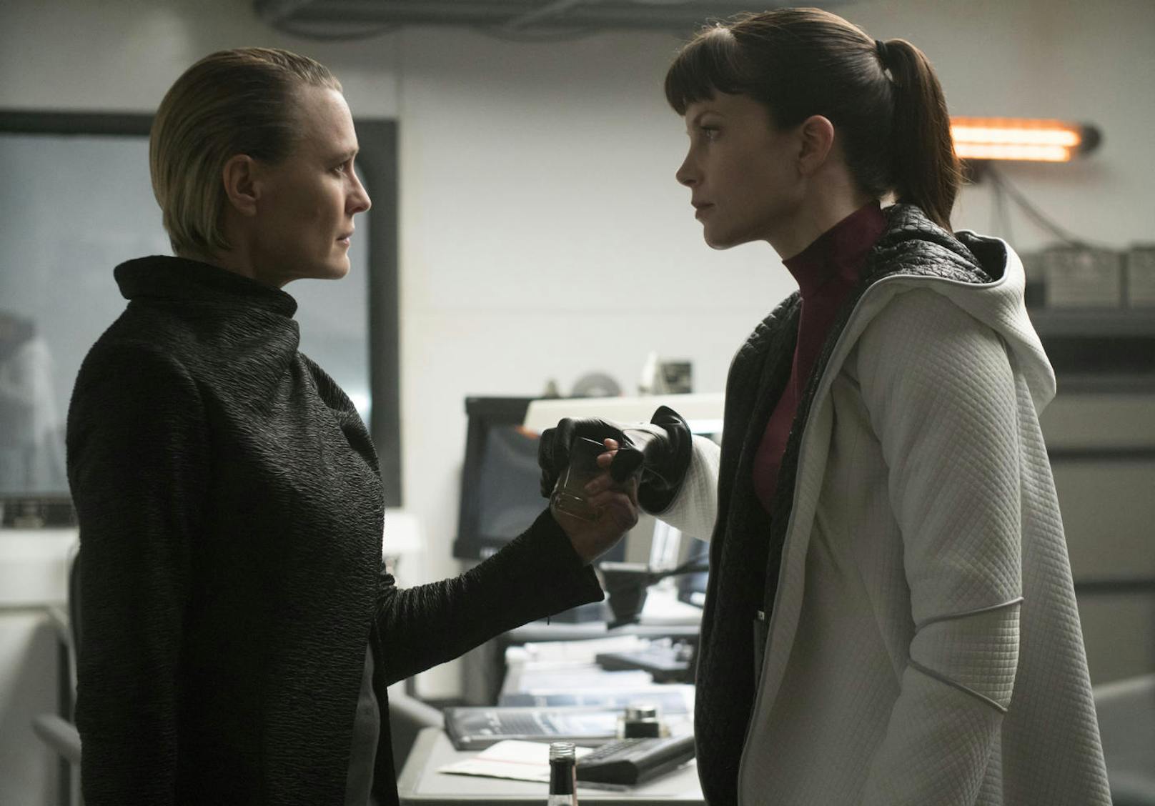 Robin Wright (li.) und Sylvia Hoeks in "Blade Runner 2049"