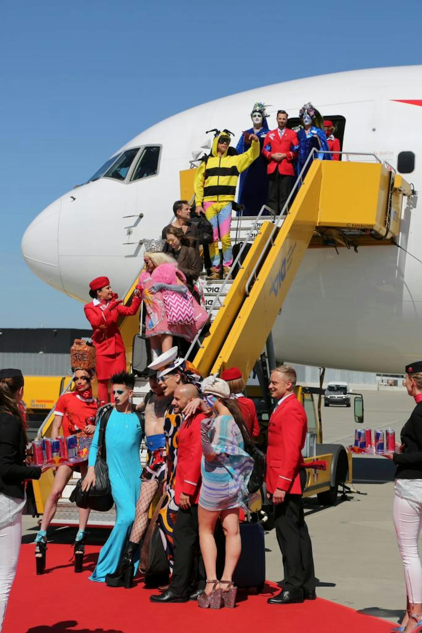 Die Ankunft des Life Ball Fliegers am Flughafen Wien am 9. Juni 2017