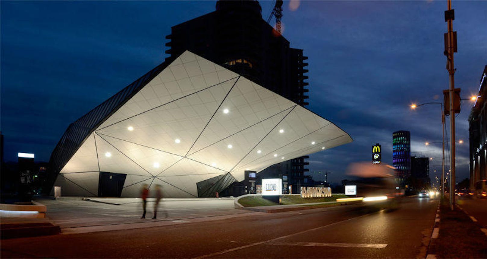 In Batumi, Georgien steht dieses Bauwerk. Kaum zu glauben, dass das auch eine Tankstelle ist. Erbaut wurde der Block von Giorgi Khmaladze 2012.