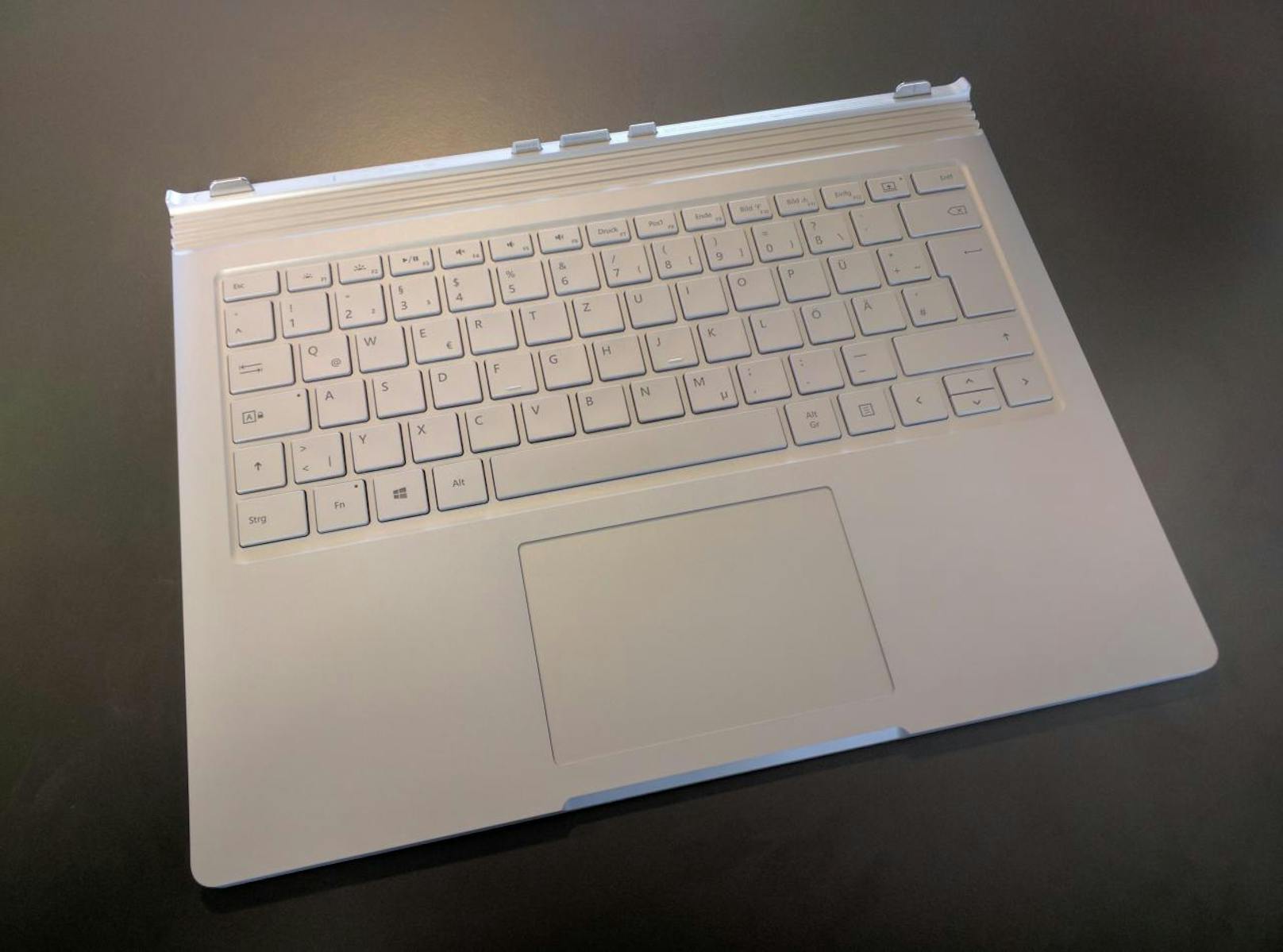 Der zweite Teil, die Performance Base, ist nicht nur eine Tastatur mit Anschlüssen, in die das Tablet gedockt wird. Sie enthält auch einen Grafikchip sowie einen zusätzlichen Akku.