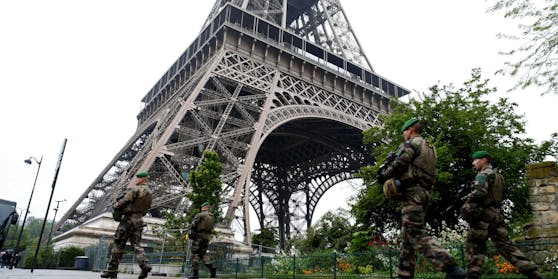 Soldaten bewachen den Eiffelturm