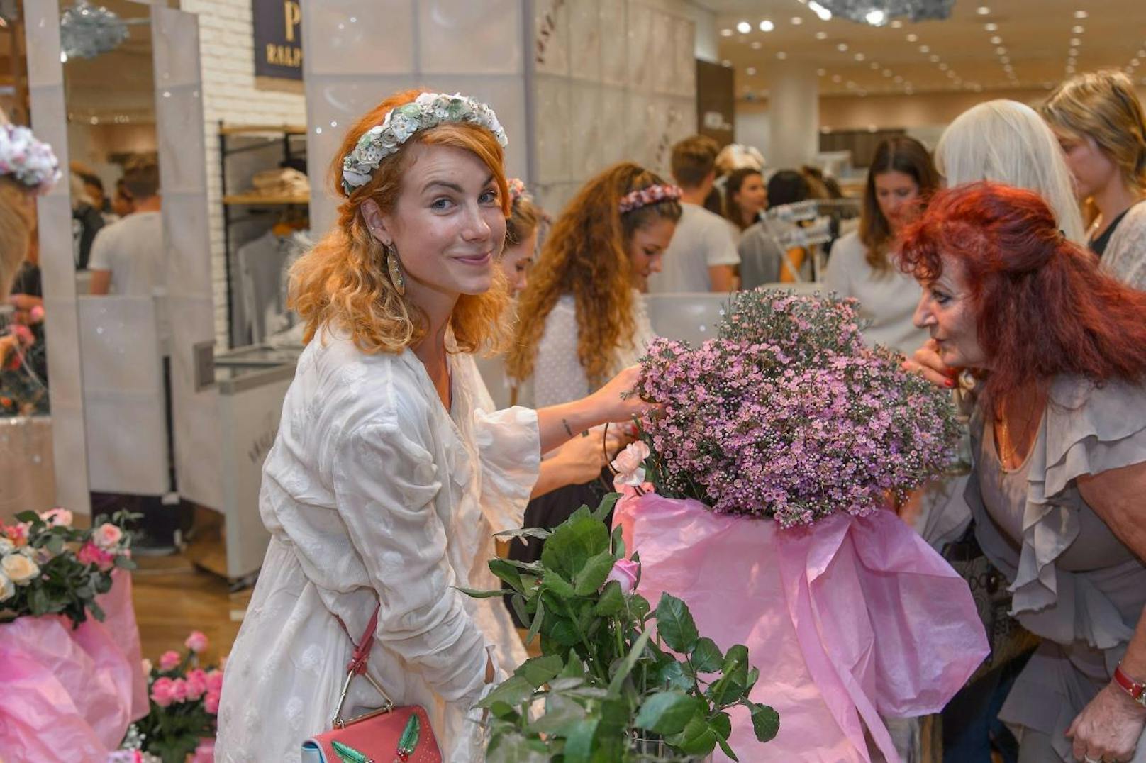 Cecilia Leitinger von "We Are Flowergirls" band für die Gäste Kränze aus echten Blumen.