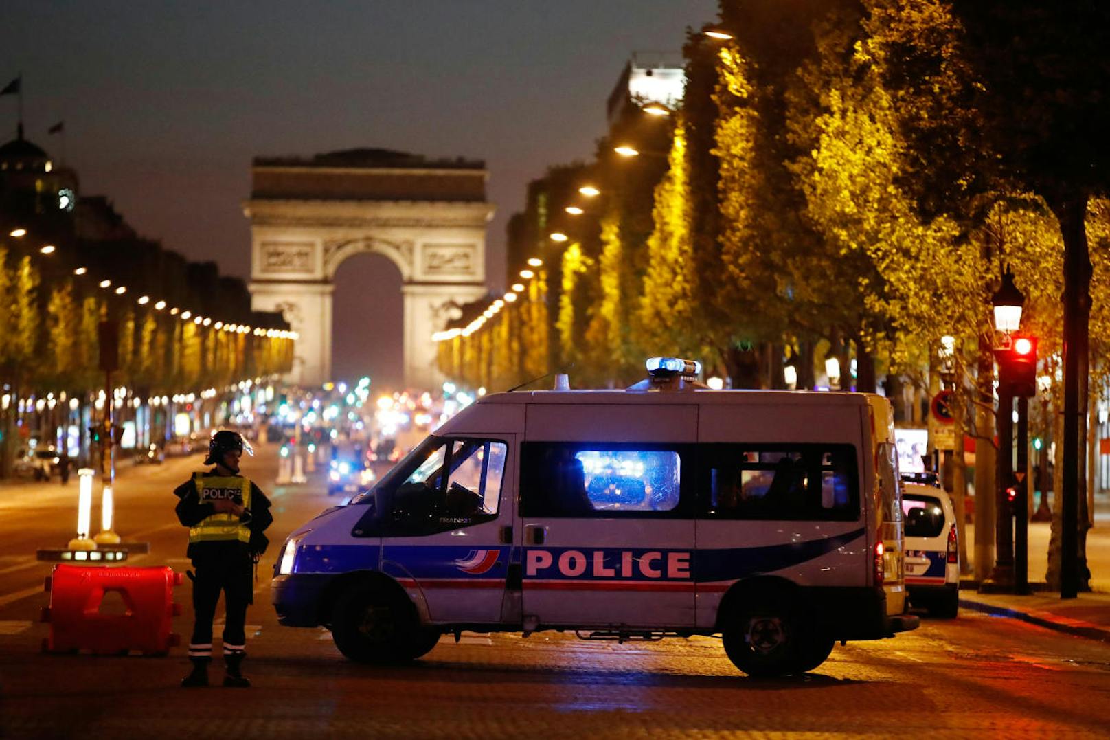 Der Angreifer sei "niedergeschossen" worden, teilte das Innenministerium in der französischen Hauptstadt mit. Aus Justizkreisen hieß es, der Schütze sei tot.
