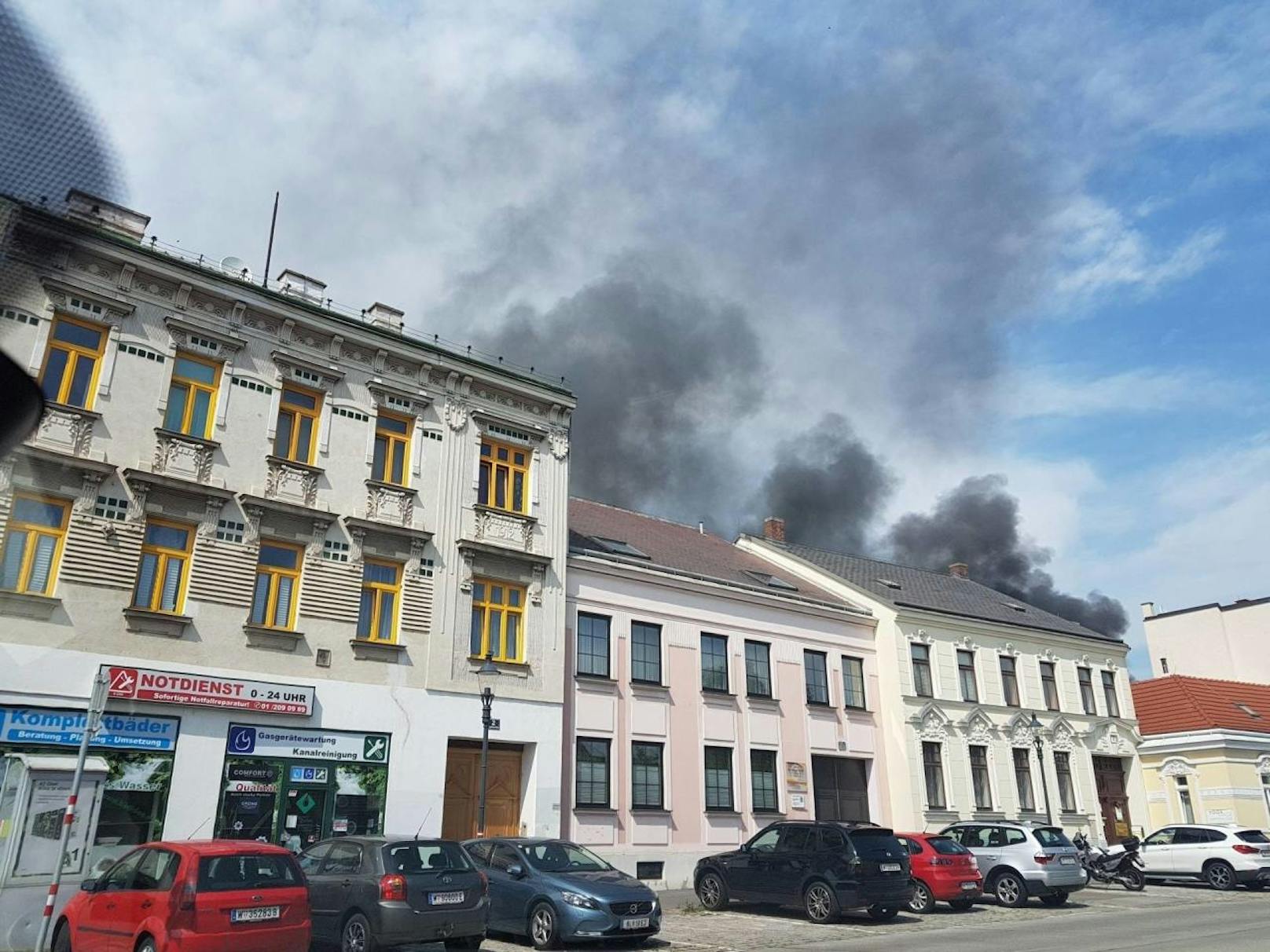 Freitagnachmittag. In Wien-Leopoldau fing ein Wohnwagen aus bisher unbekannter Ursache Feuer.