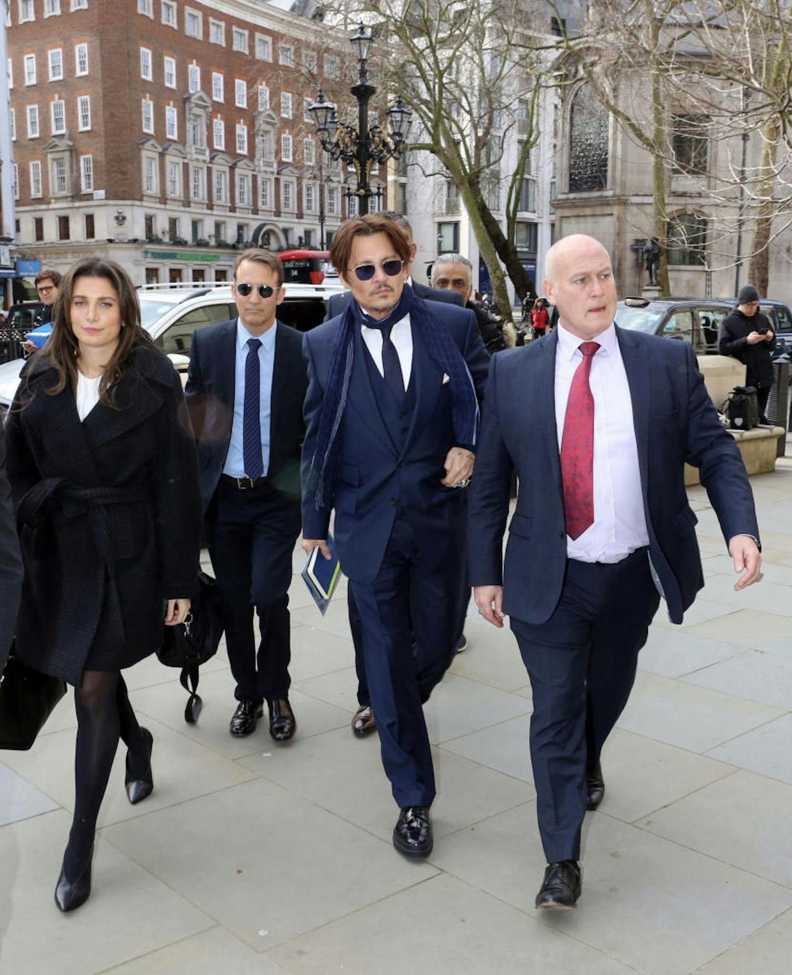 Johnny Depp, sein Leibwächter und seine Anwälte marschieren Ende Februar vor Londons Höchstgericht auf. Depp verklagt die Sun, weil sie ihn "Wife Beater" genannt haben.