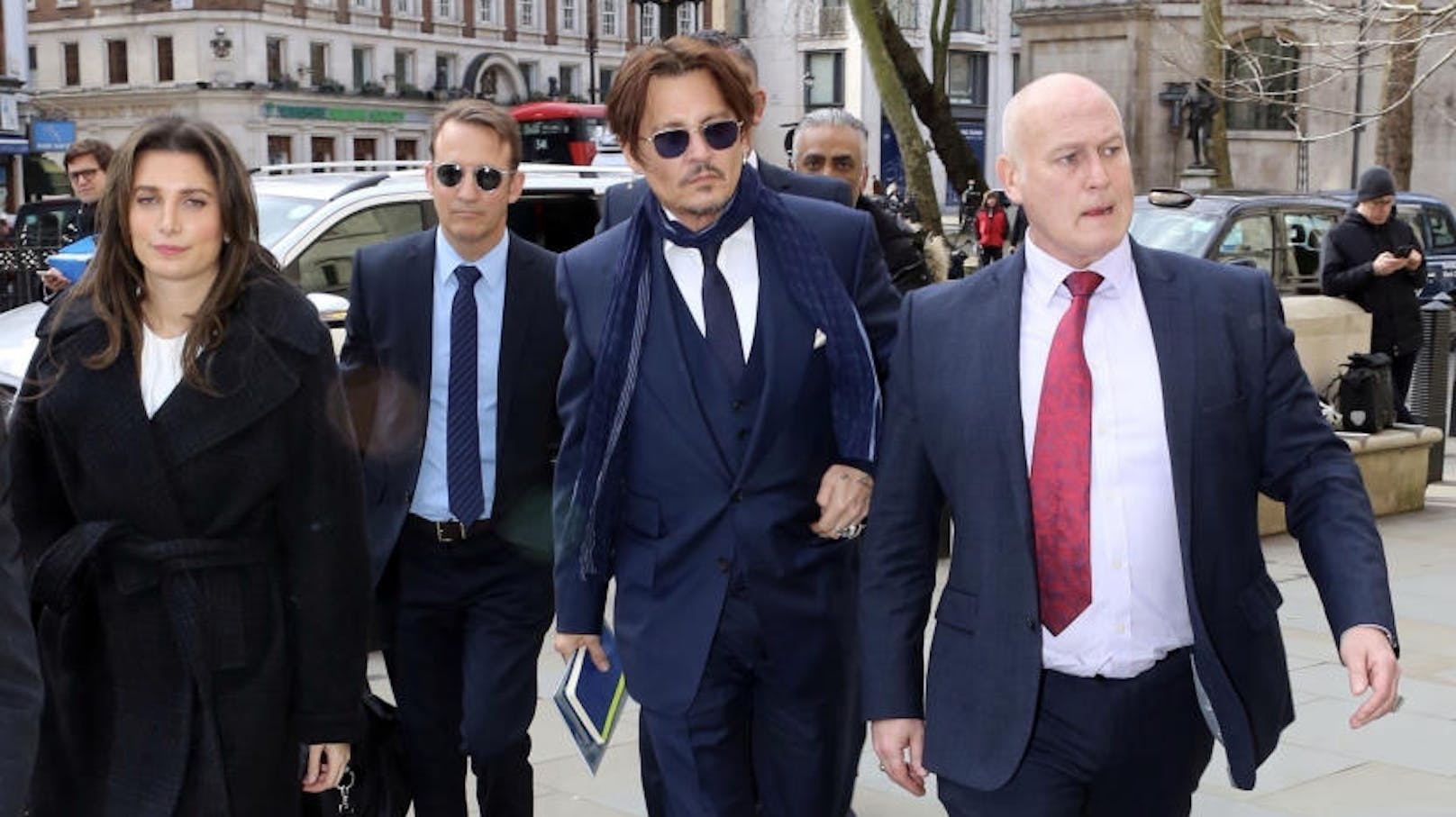 <strong>Johnny Depp</strong>, sein Leibwächter und seine Anwälte marschieren im Februar 2020 vor Londons Höchstgericht auf. Depp verklagt die "Sun", weil sie ihn 2018 als "Frauenschläger" bezeichnet hat.