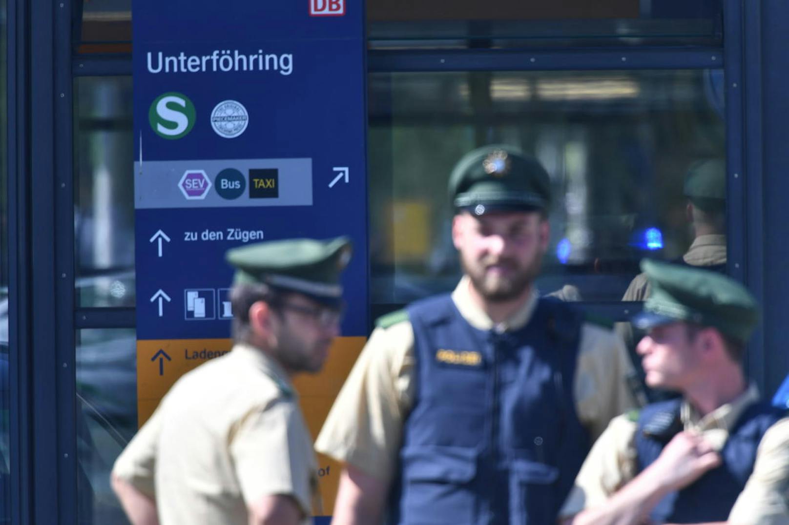Am S-Bahnhof Unterföhring bei München entwendete ein Mann einer Polizistin die Dienstwaffe und schoss ihr damit in den Kopf. Der Mann ist in Haft.