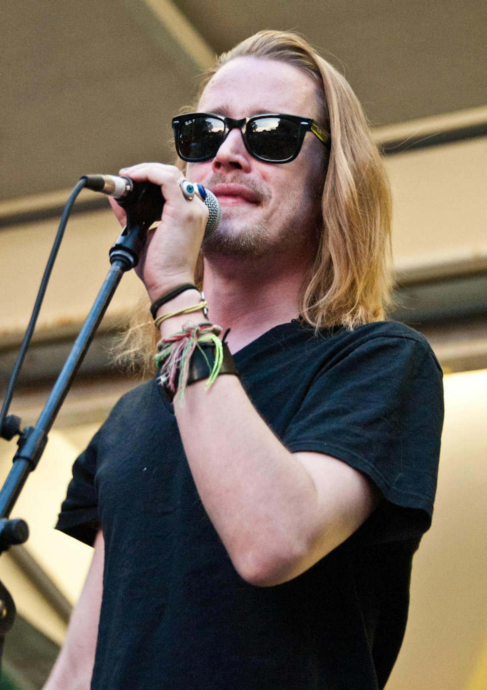 Macaulay Culkin performt mit der "The Pizza Underground Band" in Philadelphia, Juli 2014.