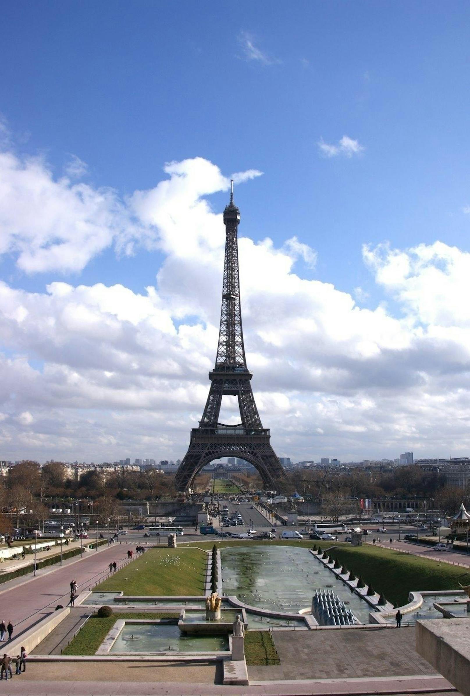 <b>Eiffelturm in Paris</b>
Beide Türme zählen zu den Sehenswürdigkeiten ihrer jeweiligen Heimatstädte und unterscheiden sich in einem Punkt sehr deutlich: Während der Eiffelturm (Foto) grau ist, wurde der Toyko Tower in den Nationalfarben rot und weiß gestrichen.