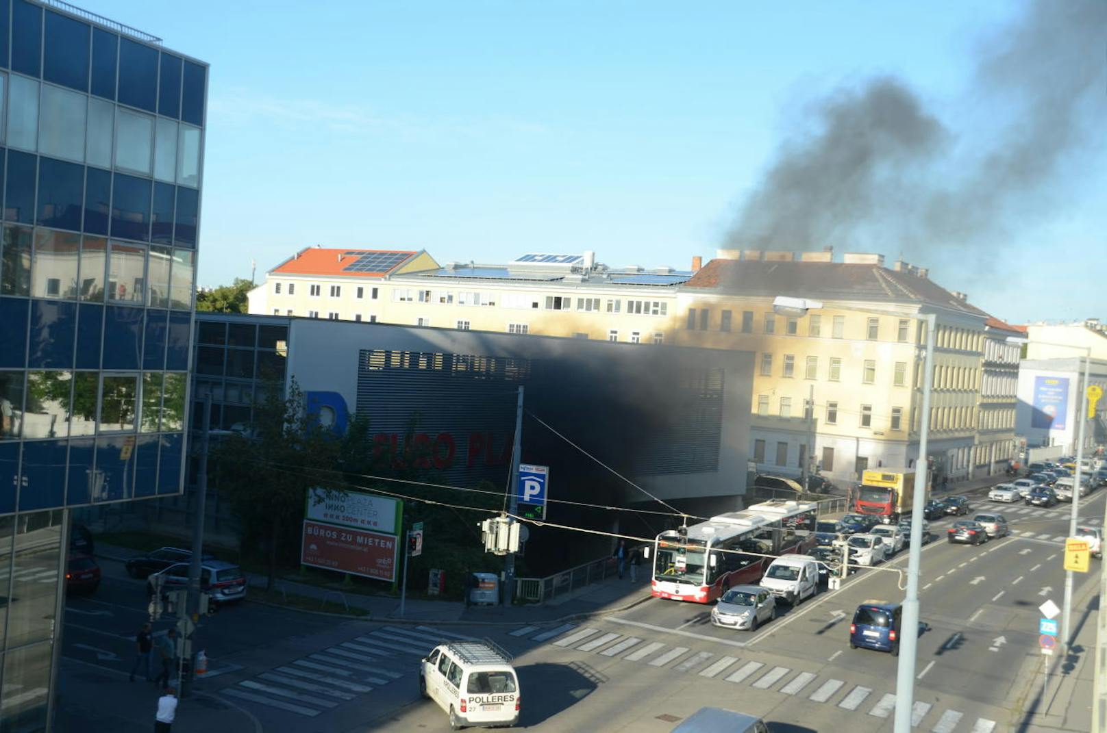 Schwarzer Rauch qualmte am Mittwochmorgen aus der Europlaza-Parkgarage in Wien-Meidling. Die Feuerwehr war mit mehreren Einsatzfahrzeugen vor Ort.