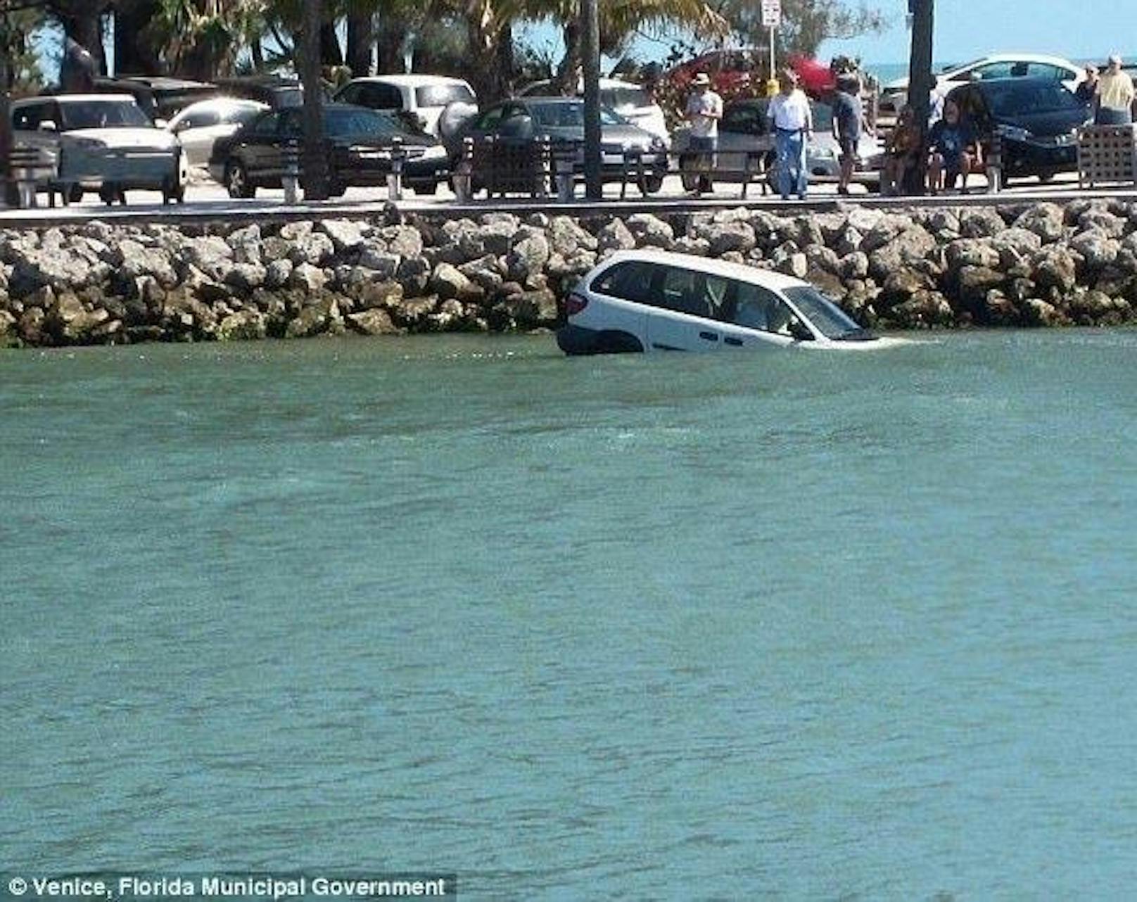 Drama: Der Dodge des älteren Paares ist in den Meeresarm bei Venice (Florida) gestürzt, zahlreiche Passanten werden Zeuge...