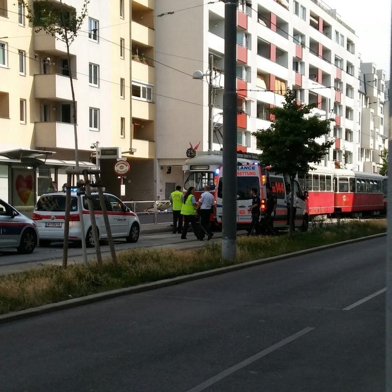Schwerer Unfall im 22. Bezirk: Radfahrer von Straßenbahn erfasst