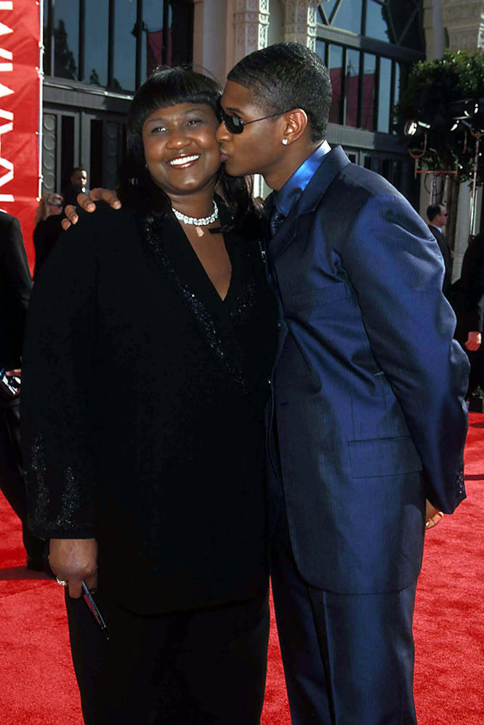 Usher und seine Mutter bei der 41.Grammy Verleihung. 