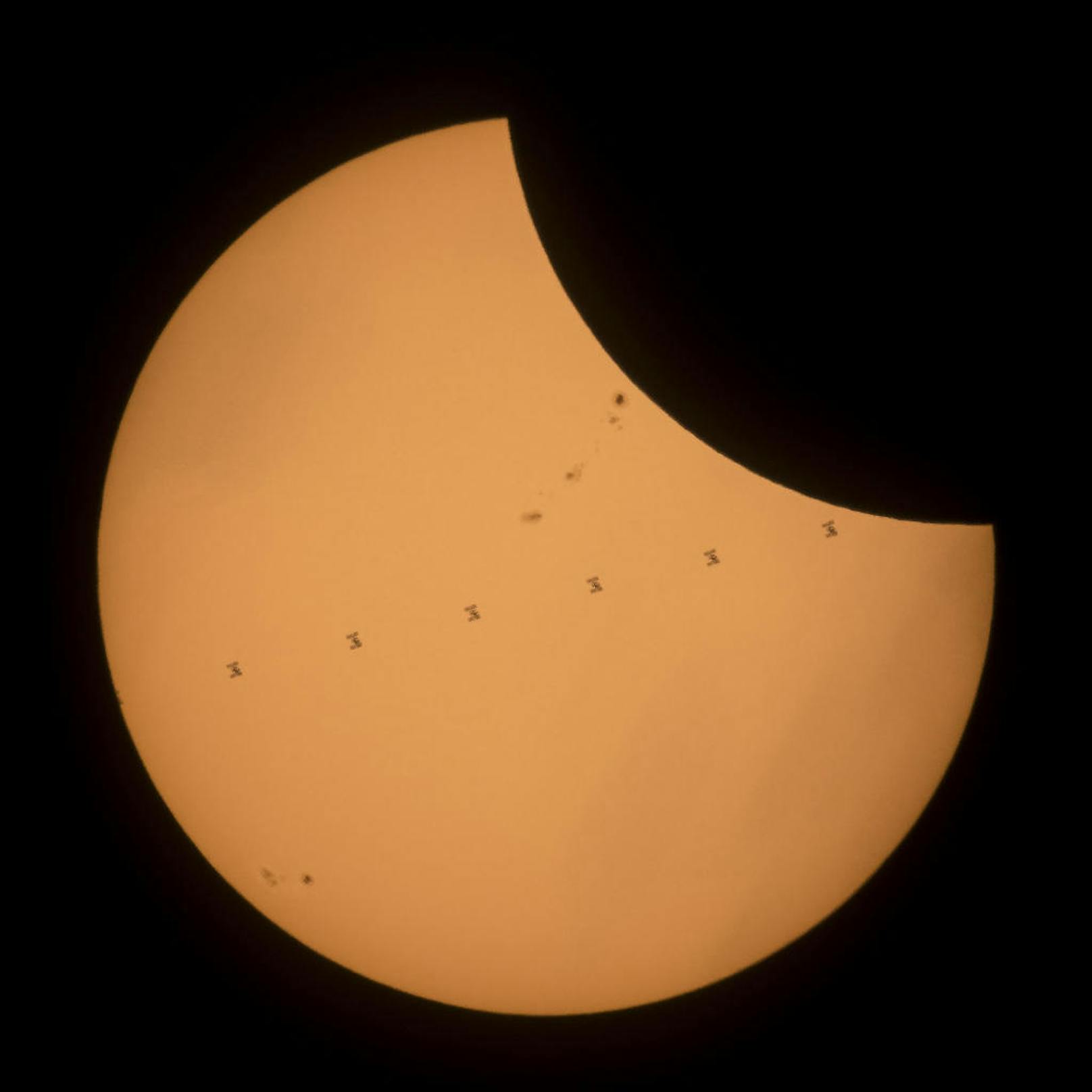 Vom Boden aus konnte die Raumstation ISS während der totalen Sonnenfinsternis bei ihrer Bahnquerung gefilmt werden. In diesem Bild wurden mehrere Einzelaufnahmen zusammengeschnitten.