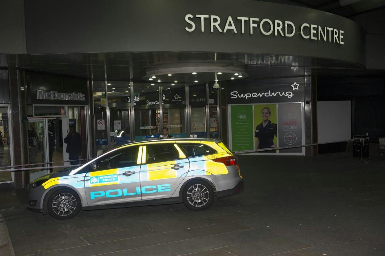 Unbekannte attackierten mehrere Personen im Londoner Stratford Einkaufszentrum mit Säure. 