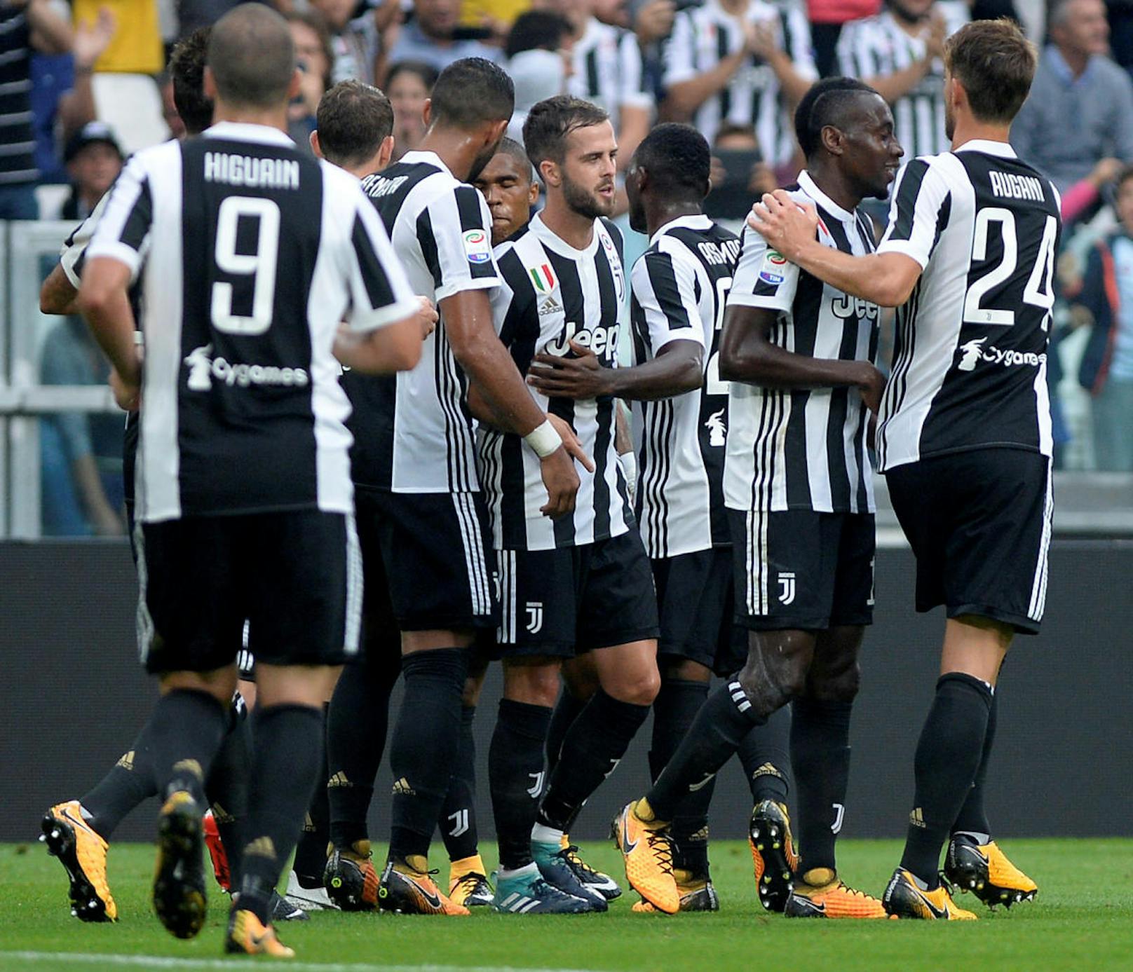 <b>Juventus Turin
</b>324,51 Millionen Euro
Teuerster Einkauf: Gonzalo Higuain (90 Millionen Euro, 2016 von Napoli)