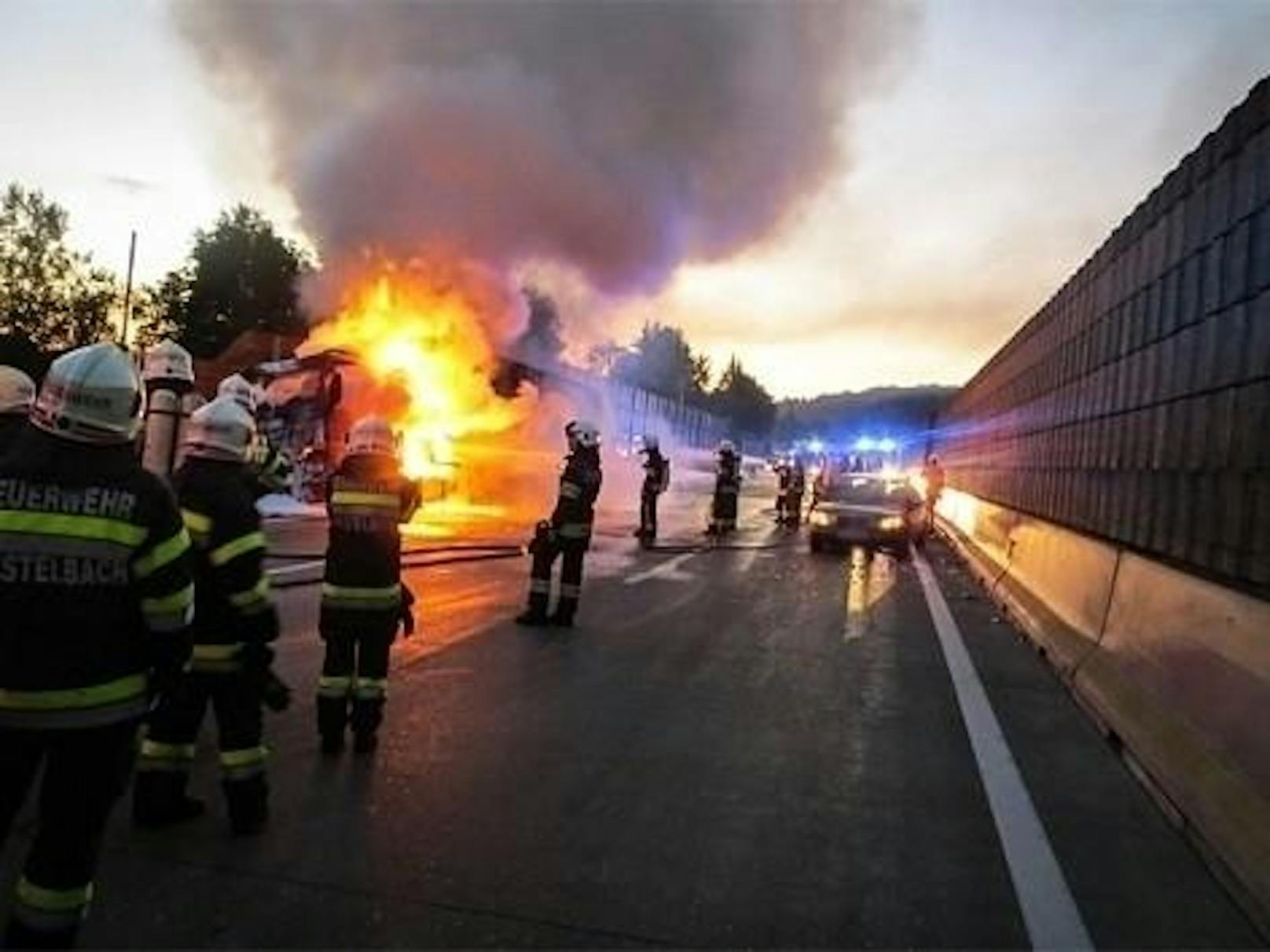 Danach schlitterte das Fahrzeug an einer Betonleitwand entlang, wodurch ein Reifen Feuer fing.