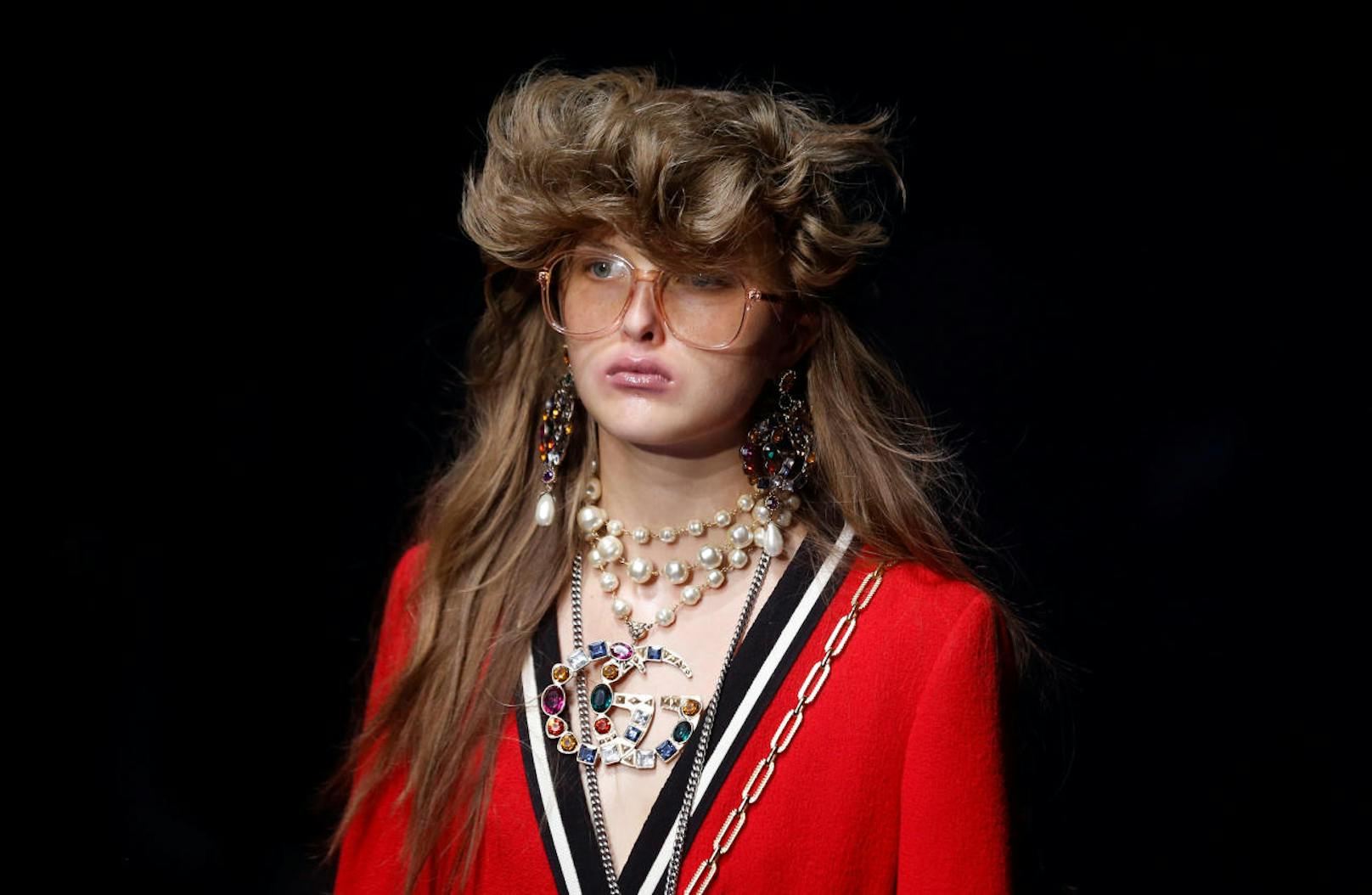 Gleich zu Beginn der Mailänder Modewoche mit den Sommer-2018-Trends sorgte Gucci für ein Highlight: Chefdesigner Alessandro Michele lässt jeden sein, wer er eben ist und sucht damit das Glück im Individualismus.