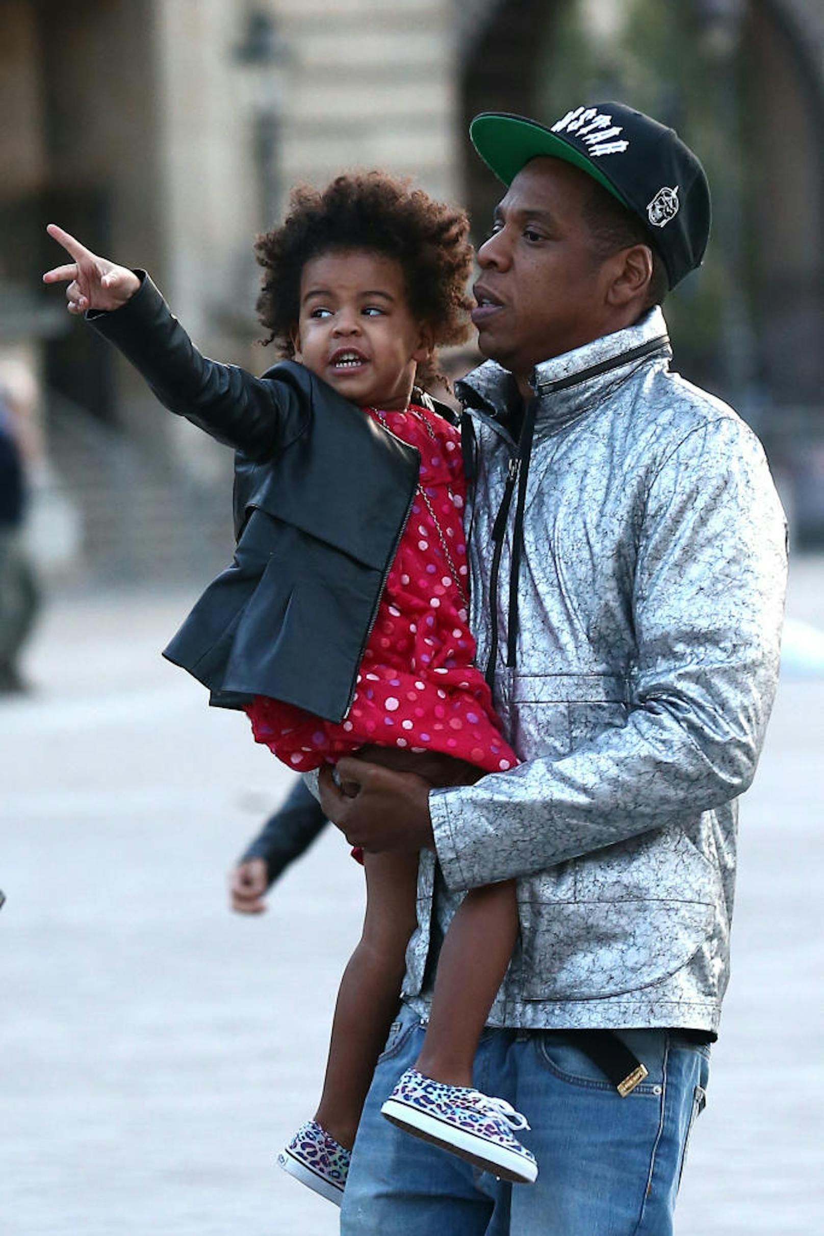 Jay Z mit seiner Tochter Blue Ivy vor dem Louvre in Paris am 7. Oktober 2014

PLEASE PIXALATE THE CHILDRENS FACE PRIOR TO THE PUBLICATION