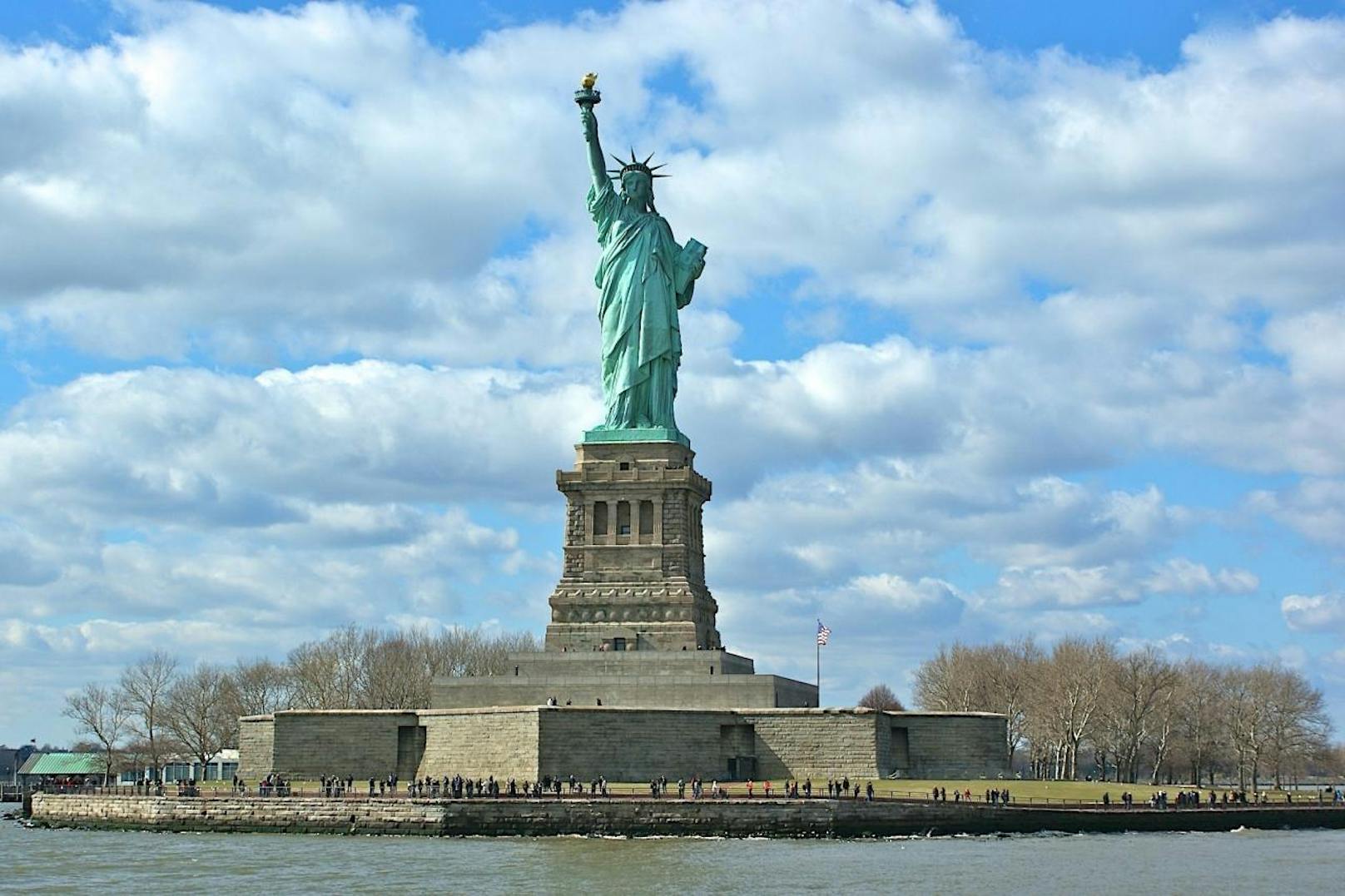 <b>Freiheitsstatue in New York:</b>
Das Kupfer, mit dem die amerikanische Lady Liberty belegt ist, soll aus einem Bergwerk in Norwegen stammen. So erklärt sich auch, warum Besucher des Visnes Mining Museums, in der norwegischen Kommune Karmøy, dort auf eine kleine Nachbildung der Freiheitsstatue treffen.