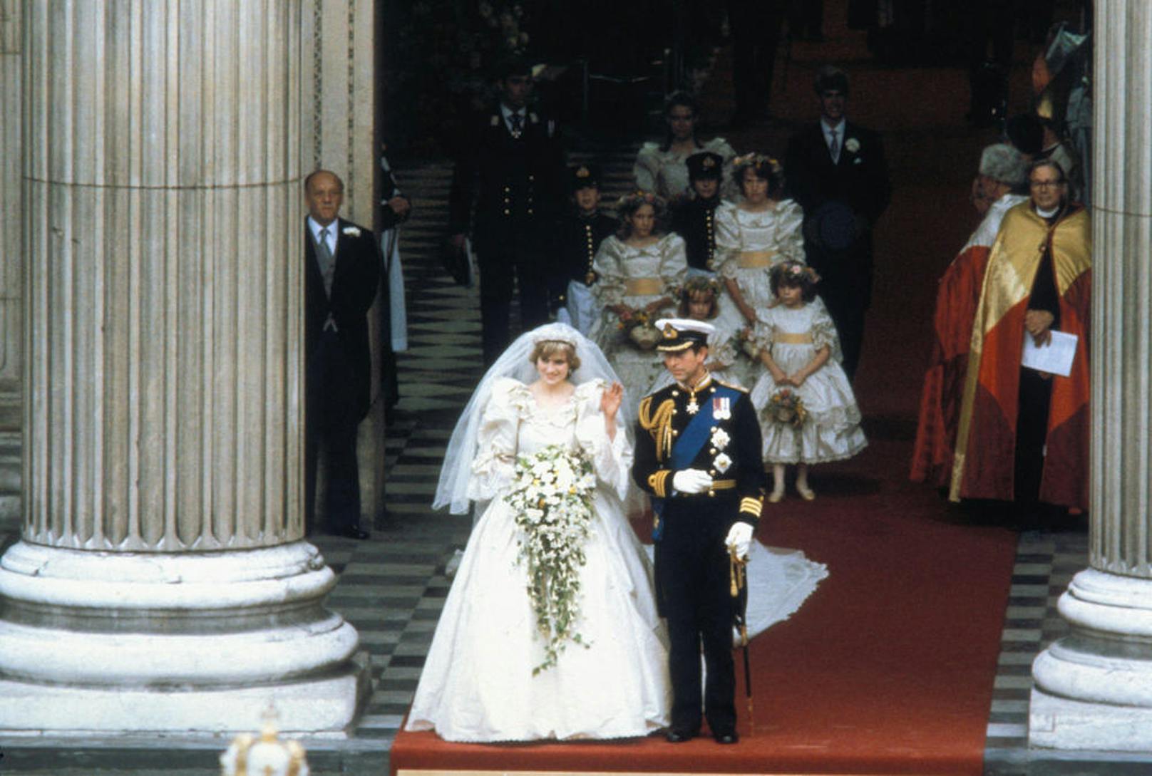 Prinzessin Diana und Prinz Charles frisch vermählt vor der Londoner St. Paul's Cathedral.