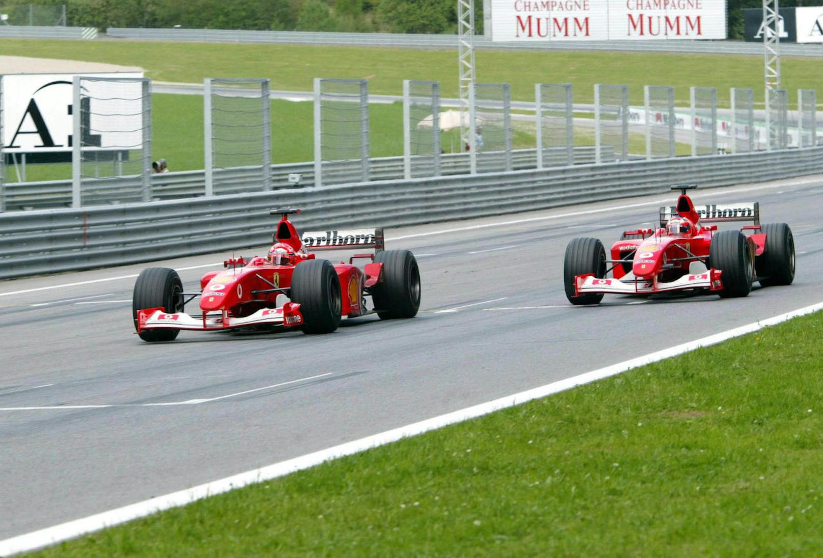 Nur aufgrund einer Stallorder gewann Michael Schumacher 2002. Ferrari pfiff Rubens Barrichello mit dem Funkspruch "Lass Michael vorbei - für die Weltmeisterschaft" zurück.