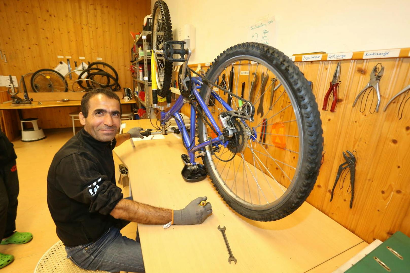 Wathia M. (44) war im Irak bei der Feuerwehr, jetzt repariert er in Hietzing Fahrräder.