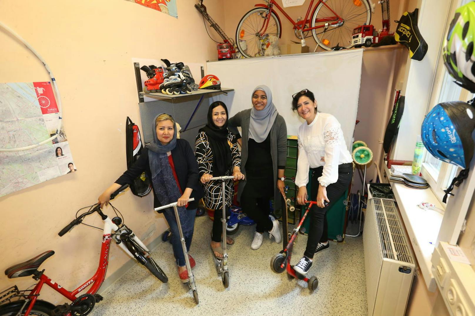 Lässig: In einem eigenen Raum können sich die Bewohner des Flüchtlingsquartiers in Hietzing Roller, Fahrräder und Co. ausborgen. Im Bild (von links): Bewohnerinnen Fauzia S. und Farideh A., mit den "wieder wohnen"-Mitarbeiterinnen Monika Alamagir und Fatima Jebaile
