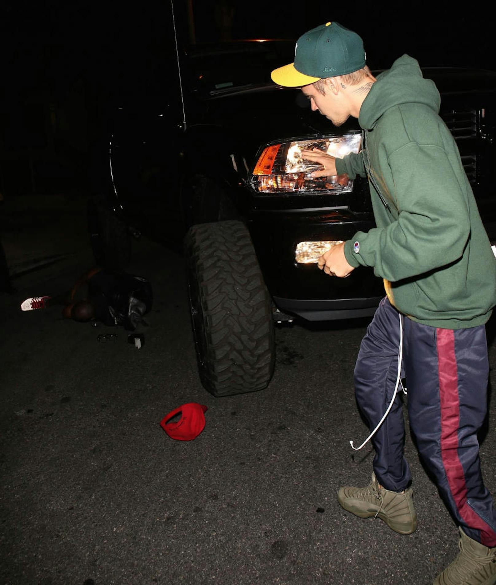 Justin Bieber hat einen Fotografen angefahren. Kurz darauf steigt er aus seinem Auto aus.