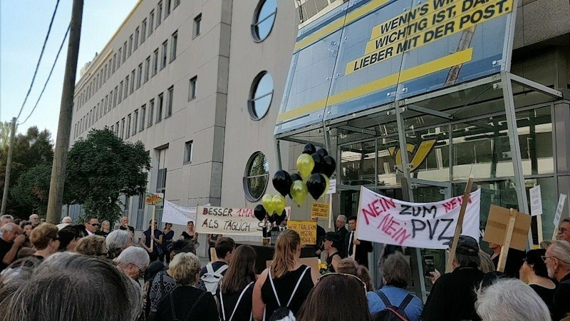 200 Demonstranten blockierten die Zufahrt des Postzentrums. 