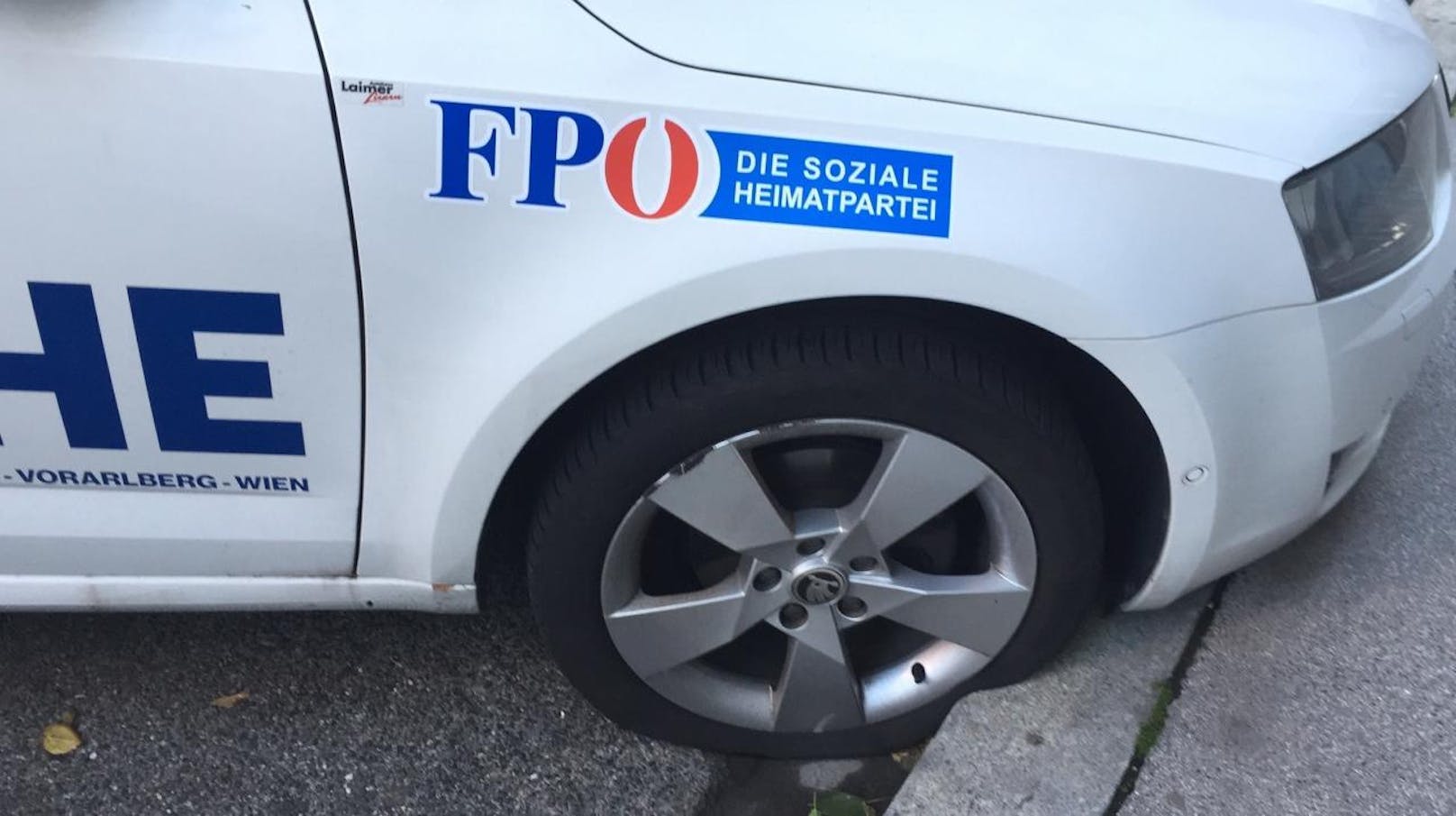 Die Reifen des FP-Wahlautos wurden zerstochen.
